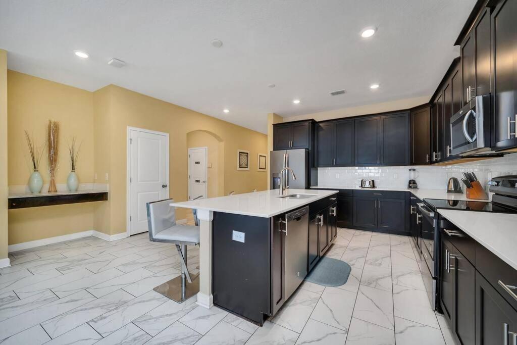 Entire House 6BR- Private Pool and BBQ near Disney