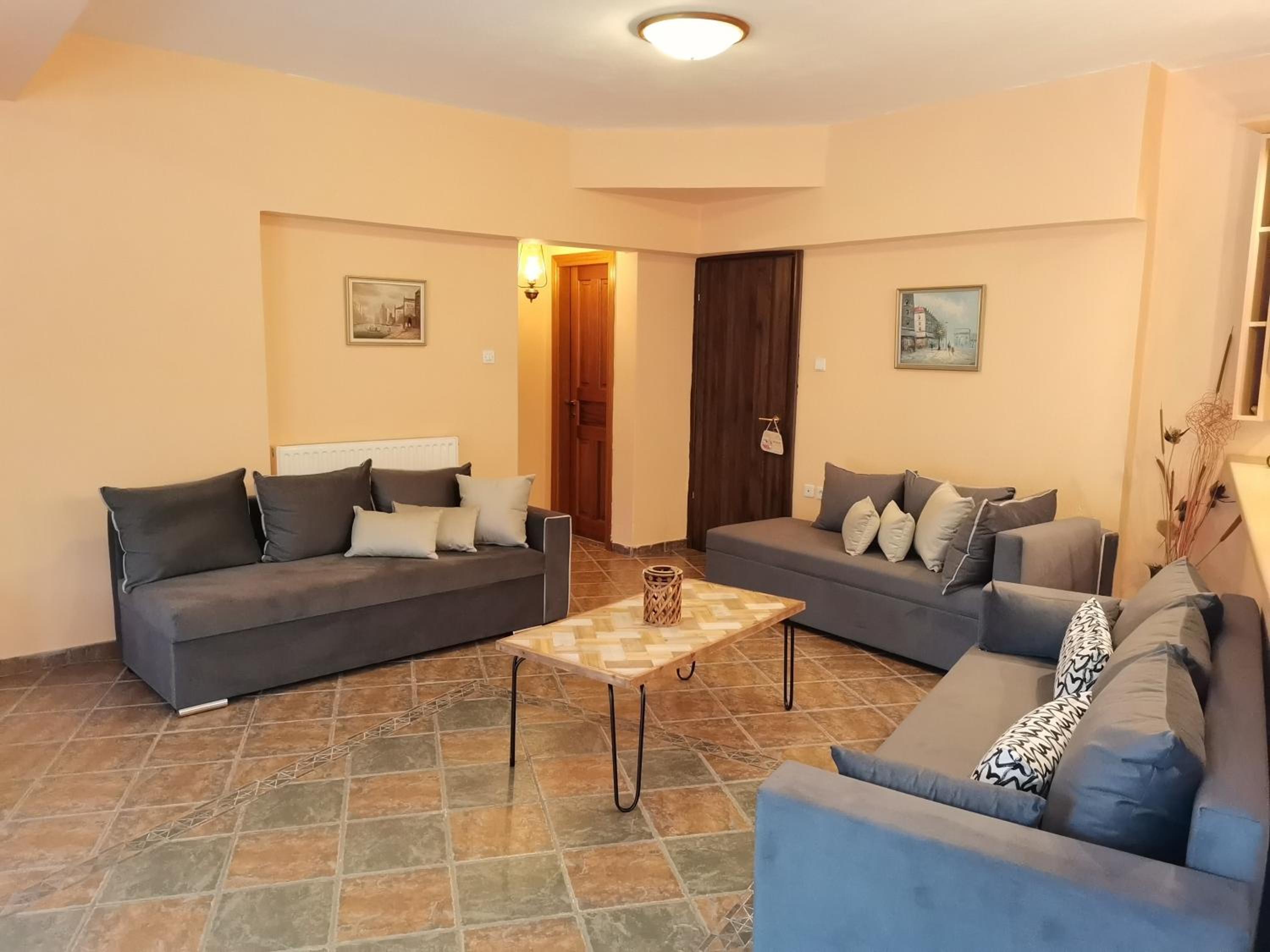 Christie's Ground Floor Apartment by the Sea