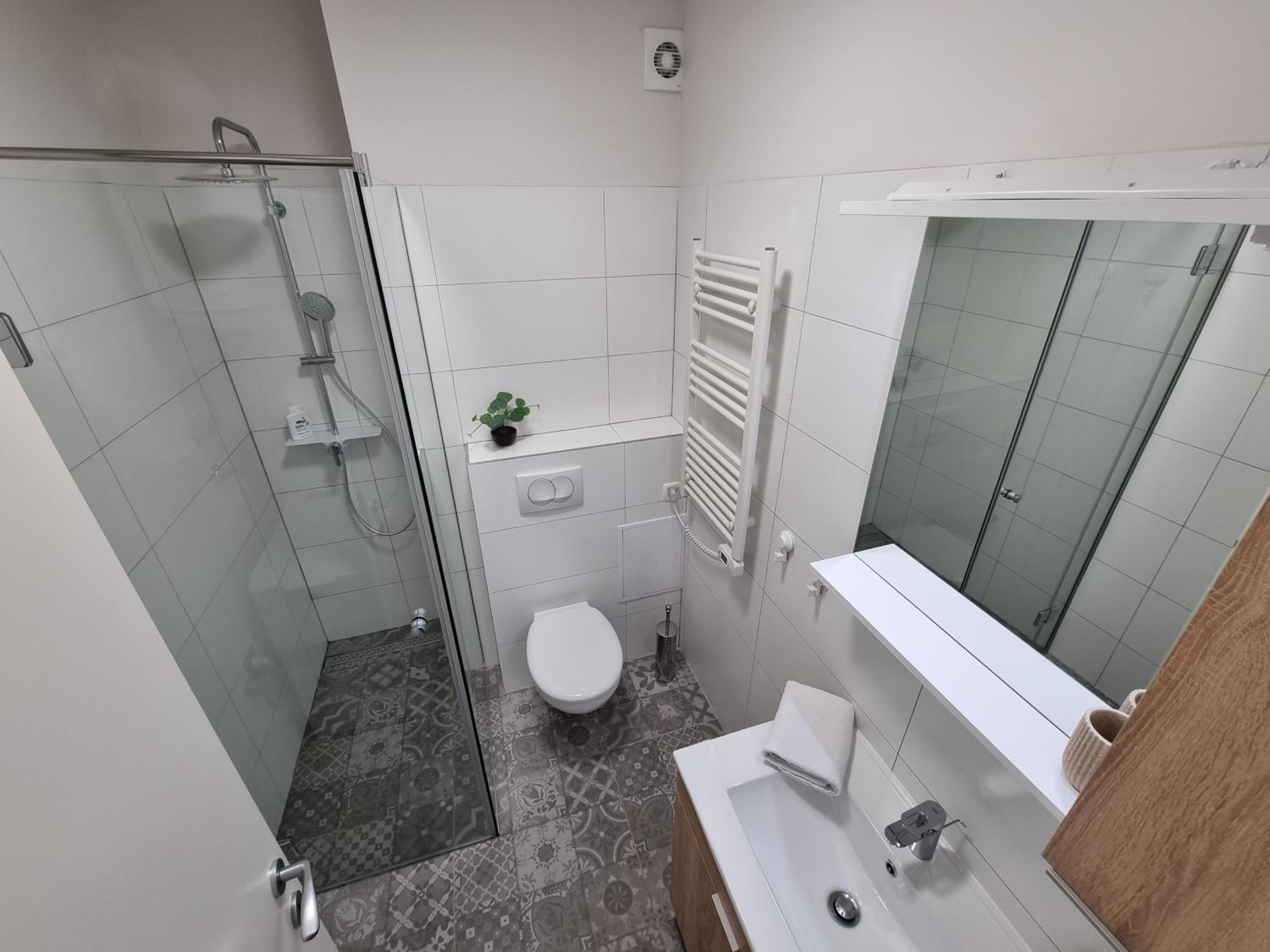 Brand new apt in CITY CENTER+ free street parking view 5