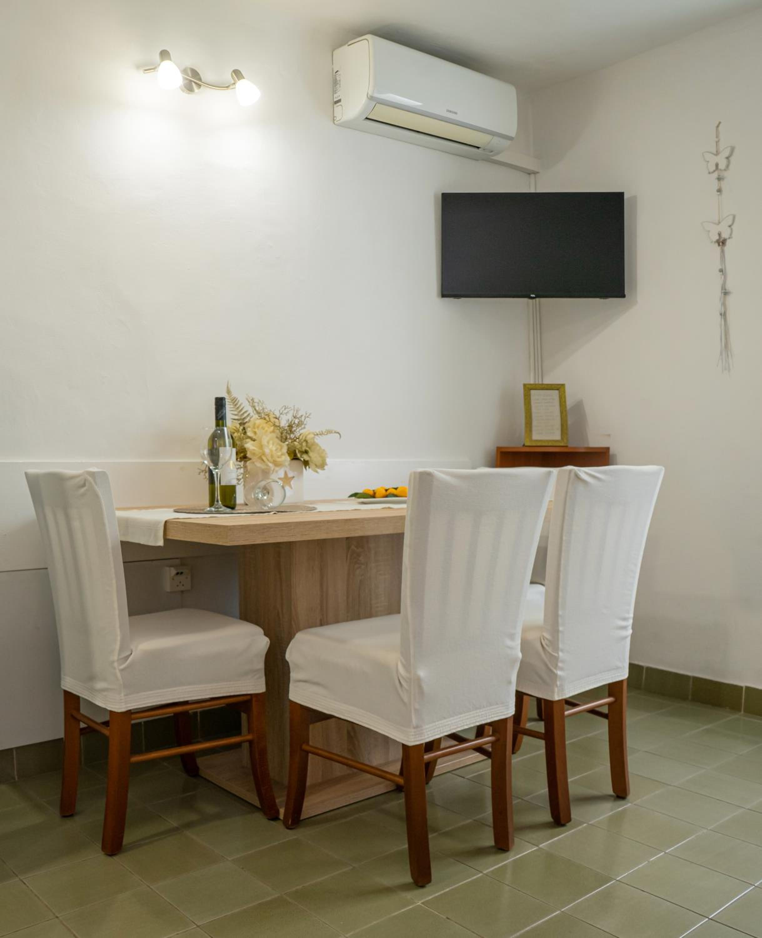 Eleonora Apartments