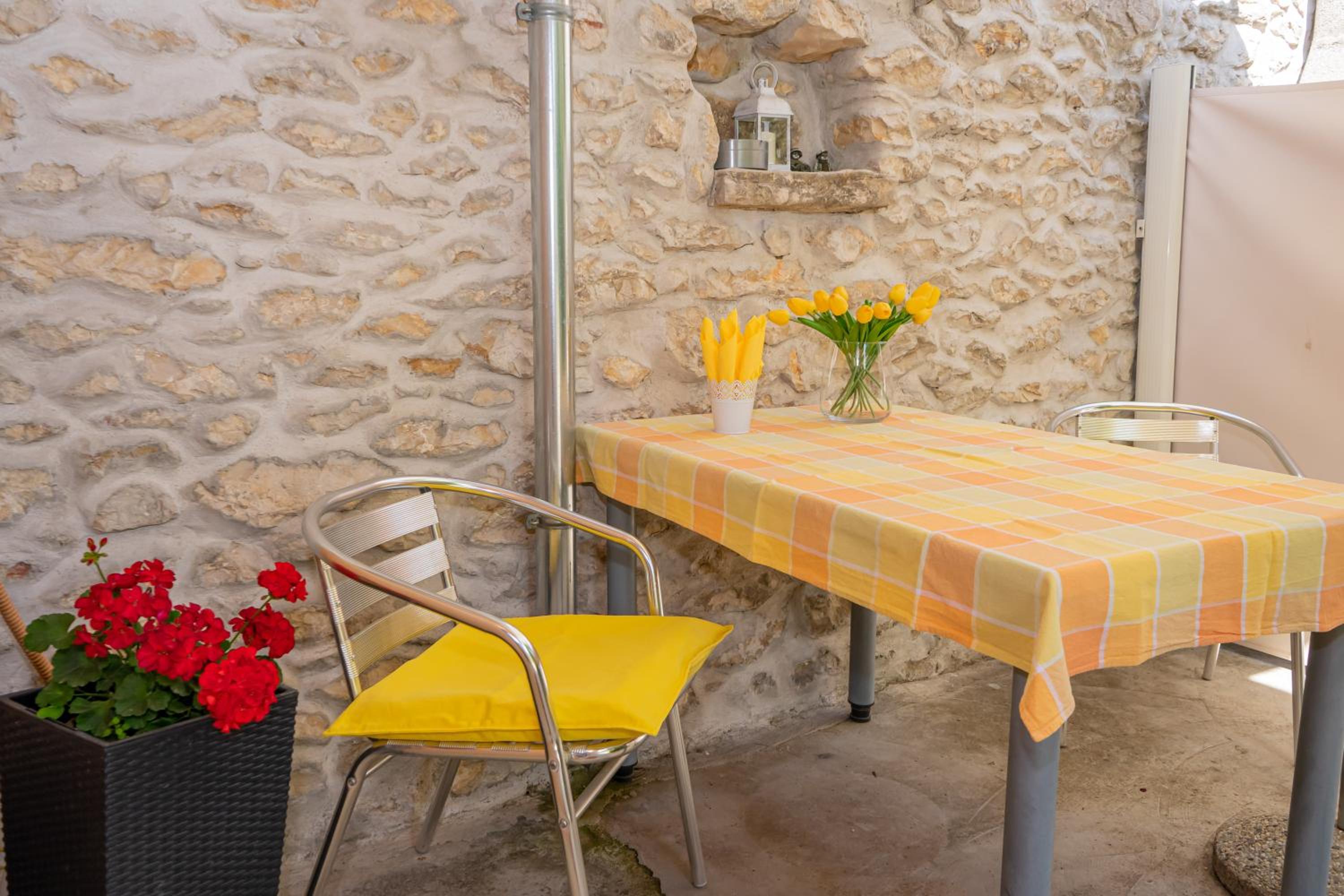 Eleonora Apartments