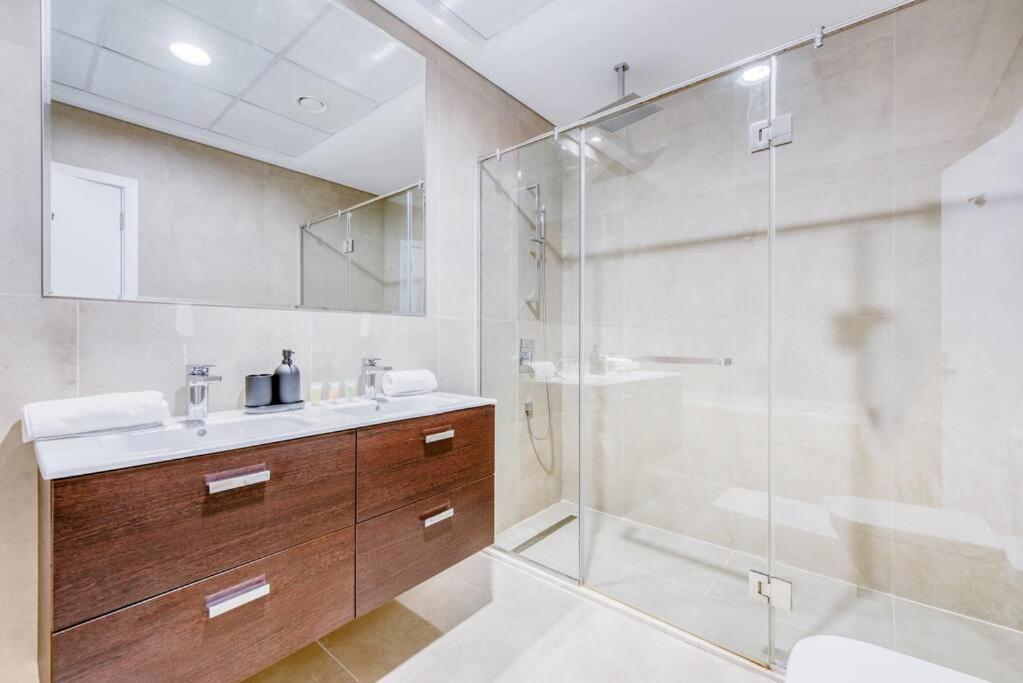 Large Marina 3 bed pool gym and beach club access
