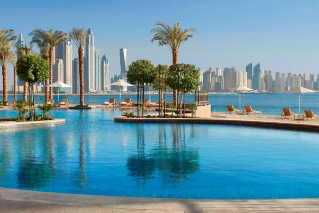 Large Marina 3 bed pool gym and beach club access