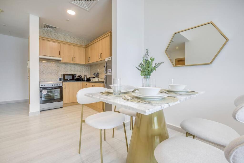 Business bay 1BR stunning canal views