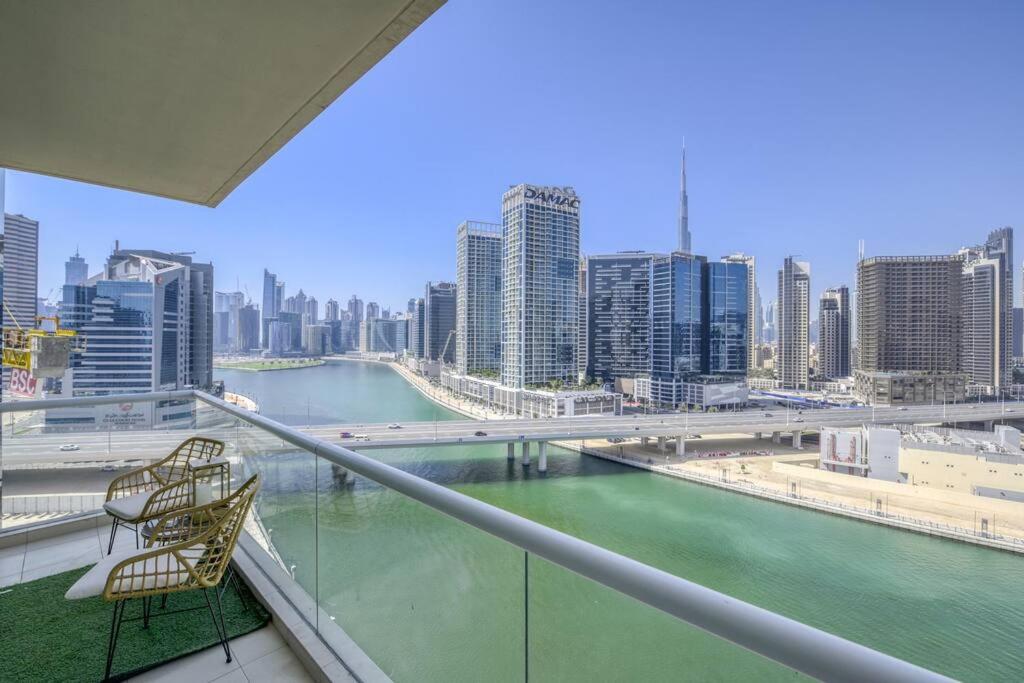 Business bay 1BR stunning canal views