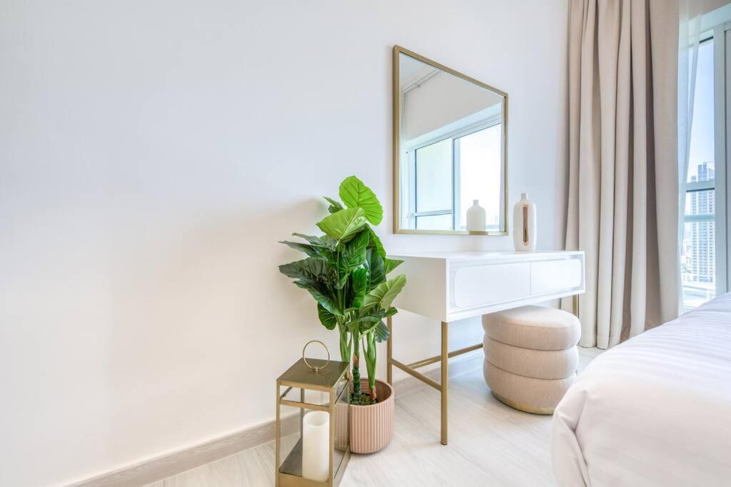 Business bay 1BR stunning canal views