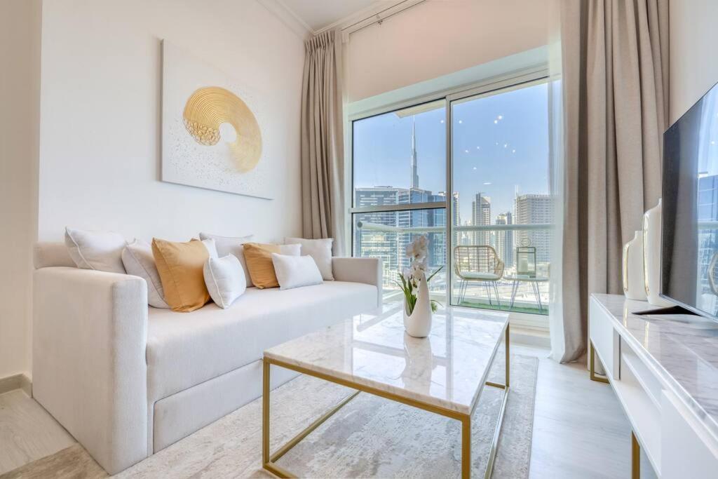 Business bay 1BR stunning canal views