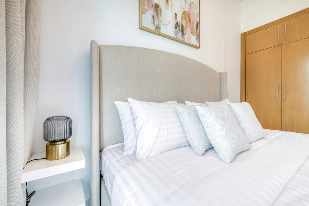 Business bay 1BR stunning canal views
