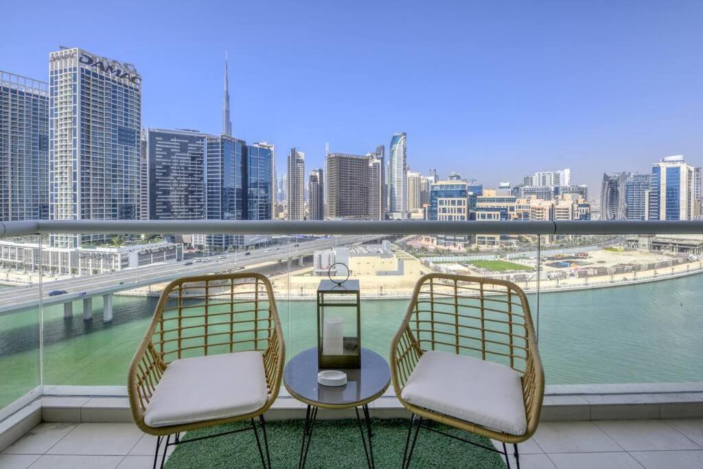 Business bay 1BR stunning canal views