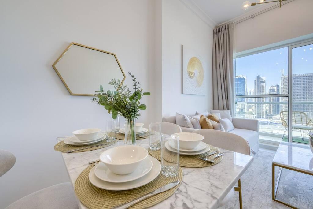 Business bay 1BR stunning canal views