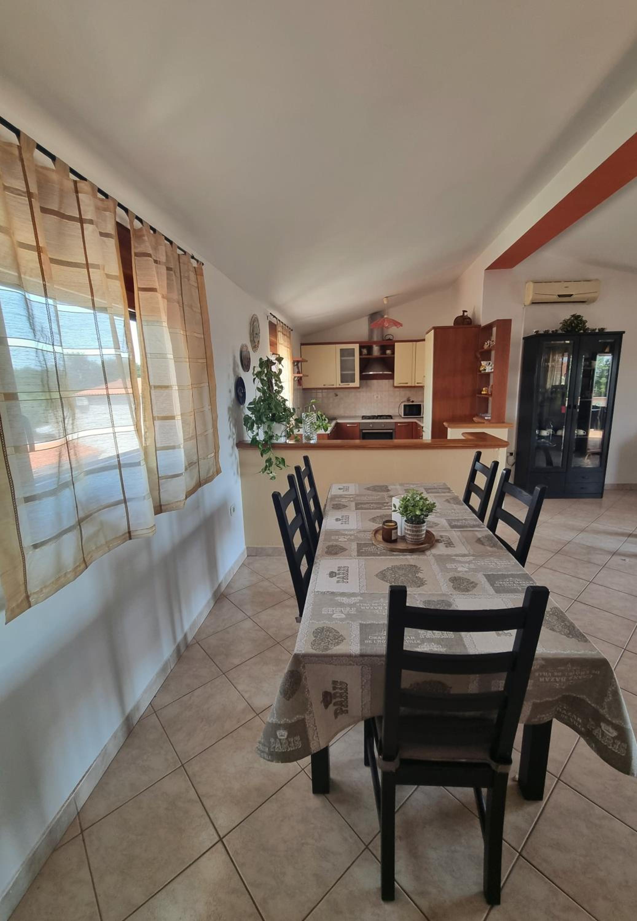 Sunny apartment with pool view 4