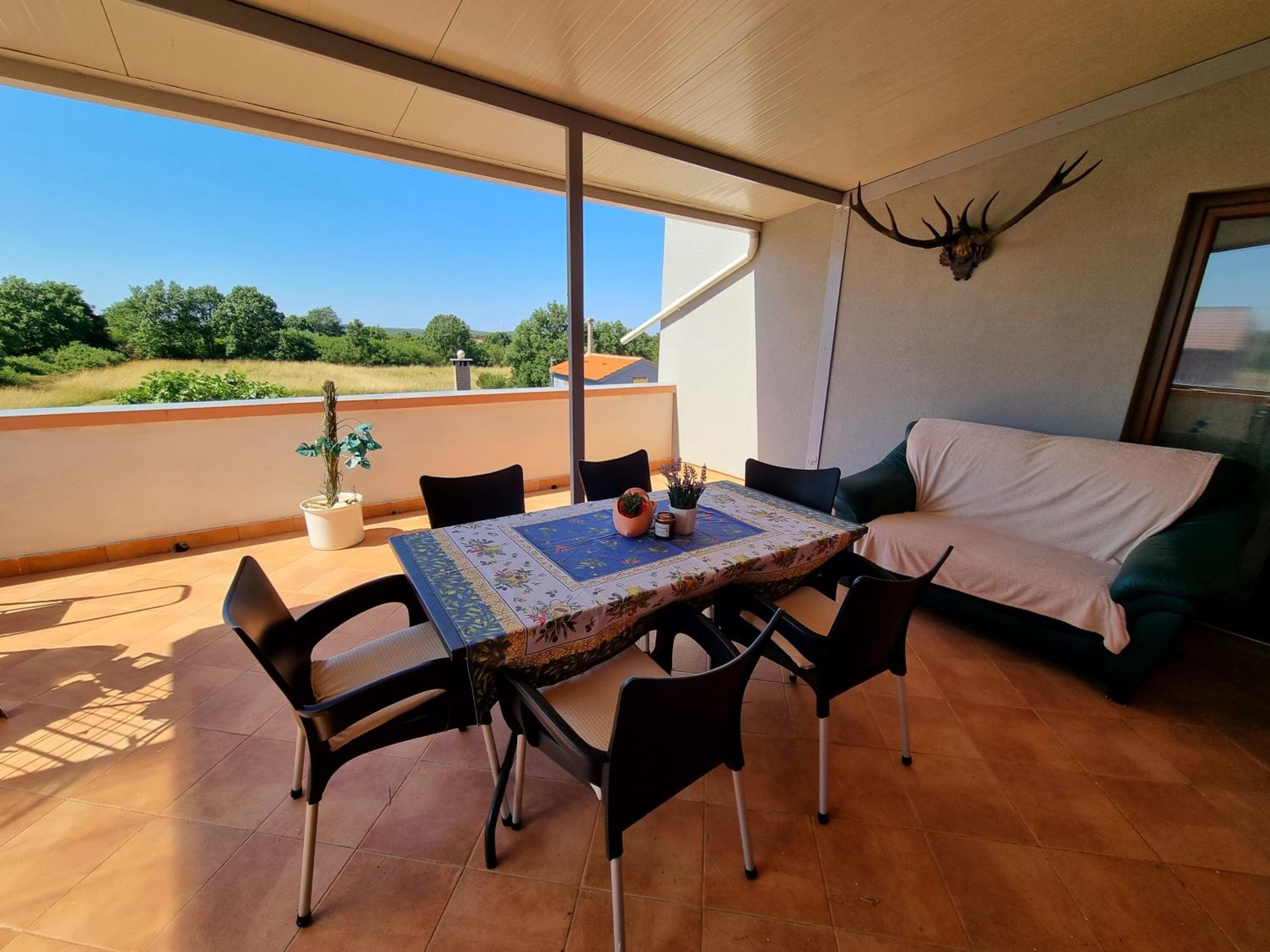 Sunny apartment with pool view 5