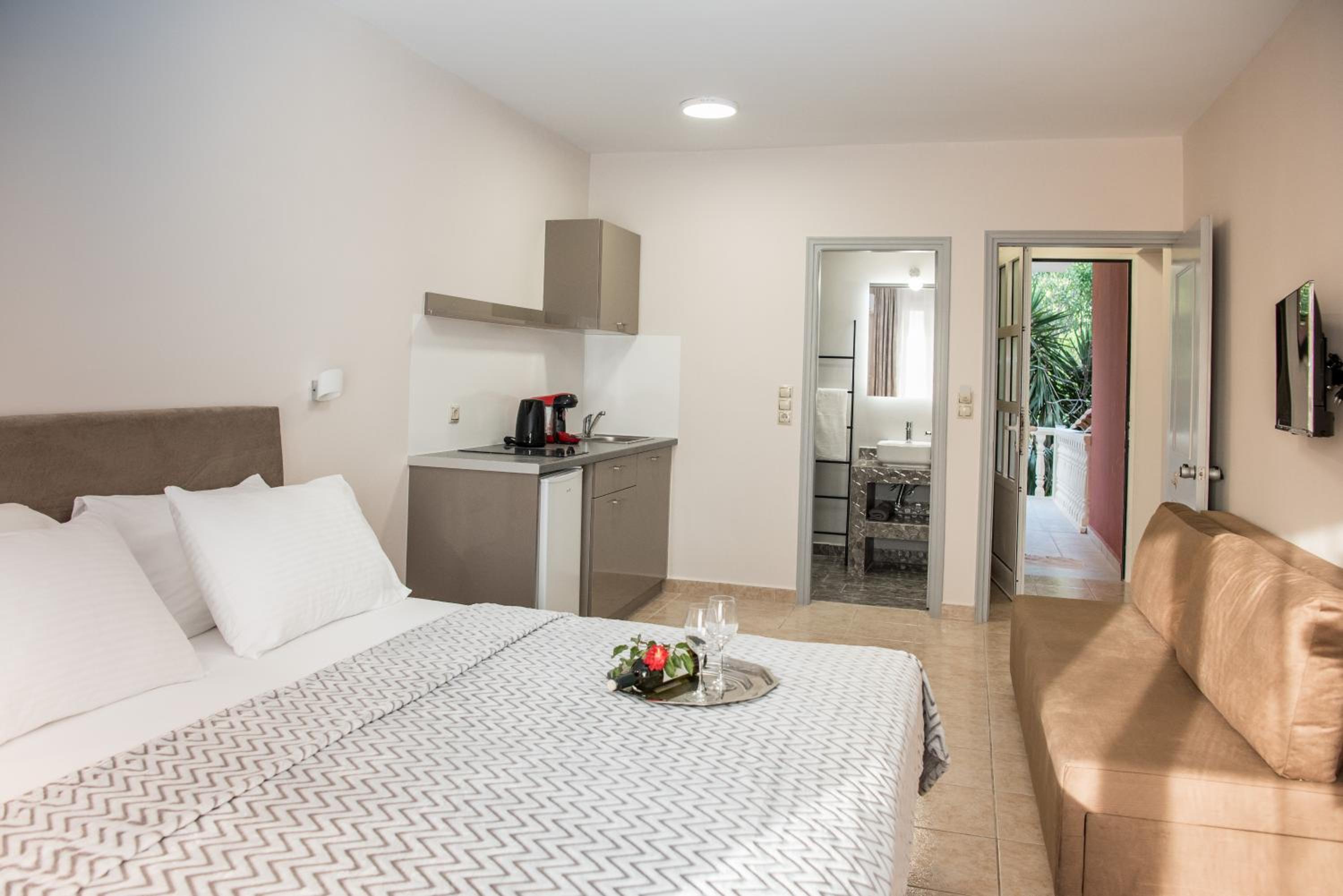 Avyssos Residents photo 3