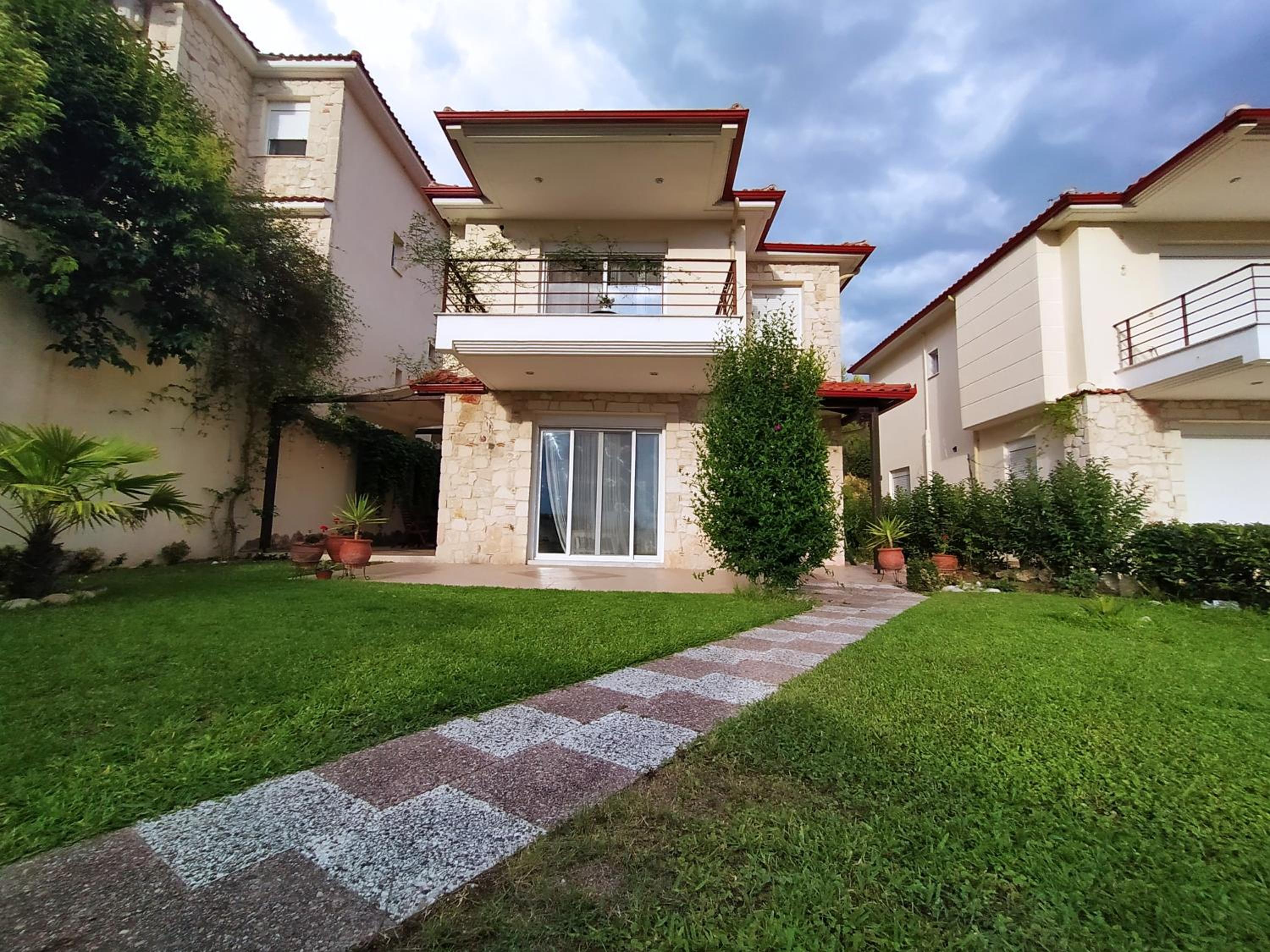Detached house in a quiet place view 2