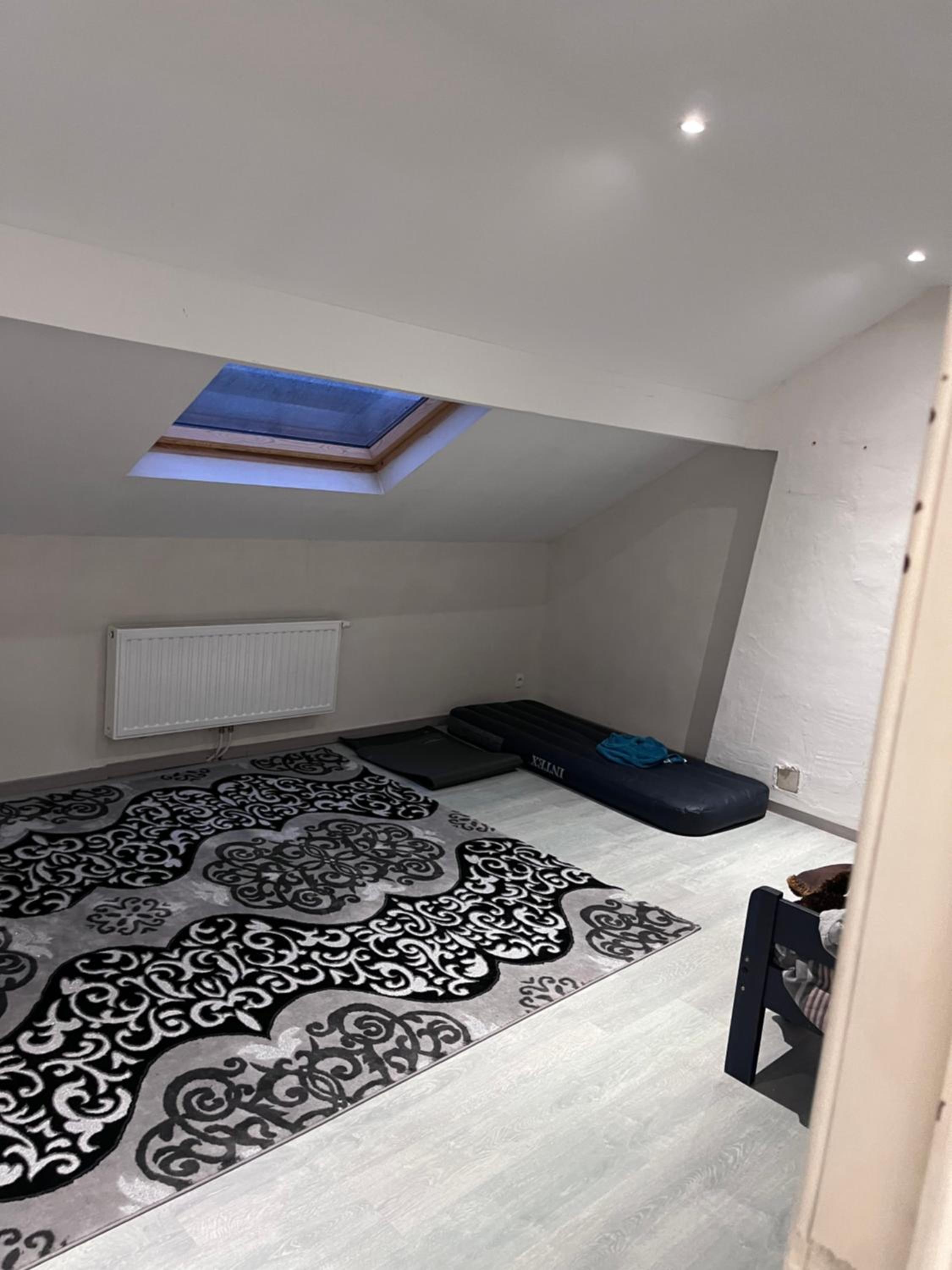 Grande maison avec plusieurs chambres à louer