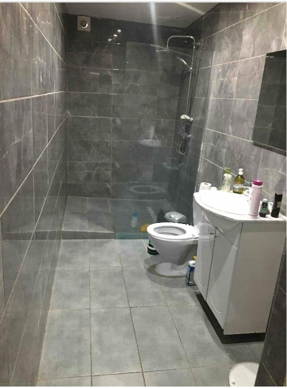 Grande maison avec plusieurs chambres à louer