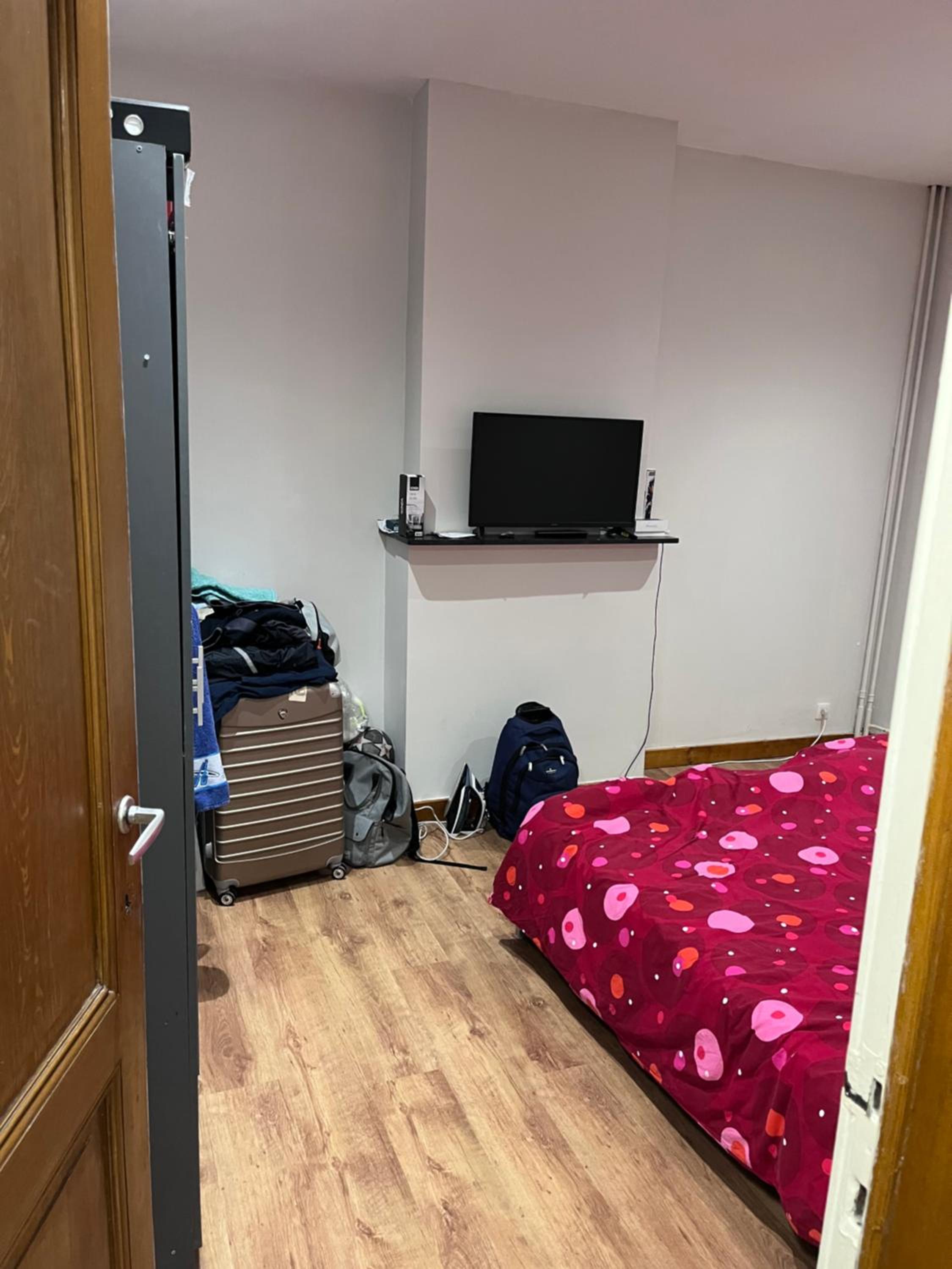 Grande maison avec plusieurs chambres à louer