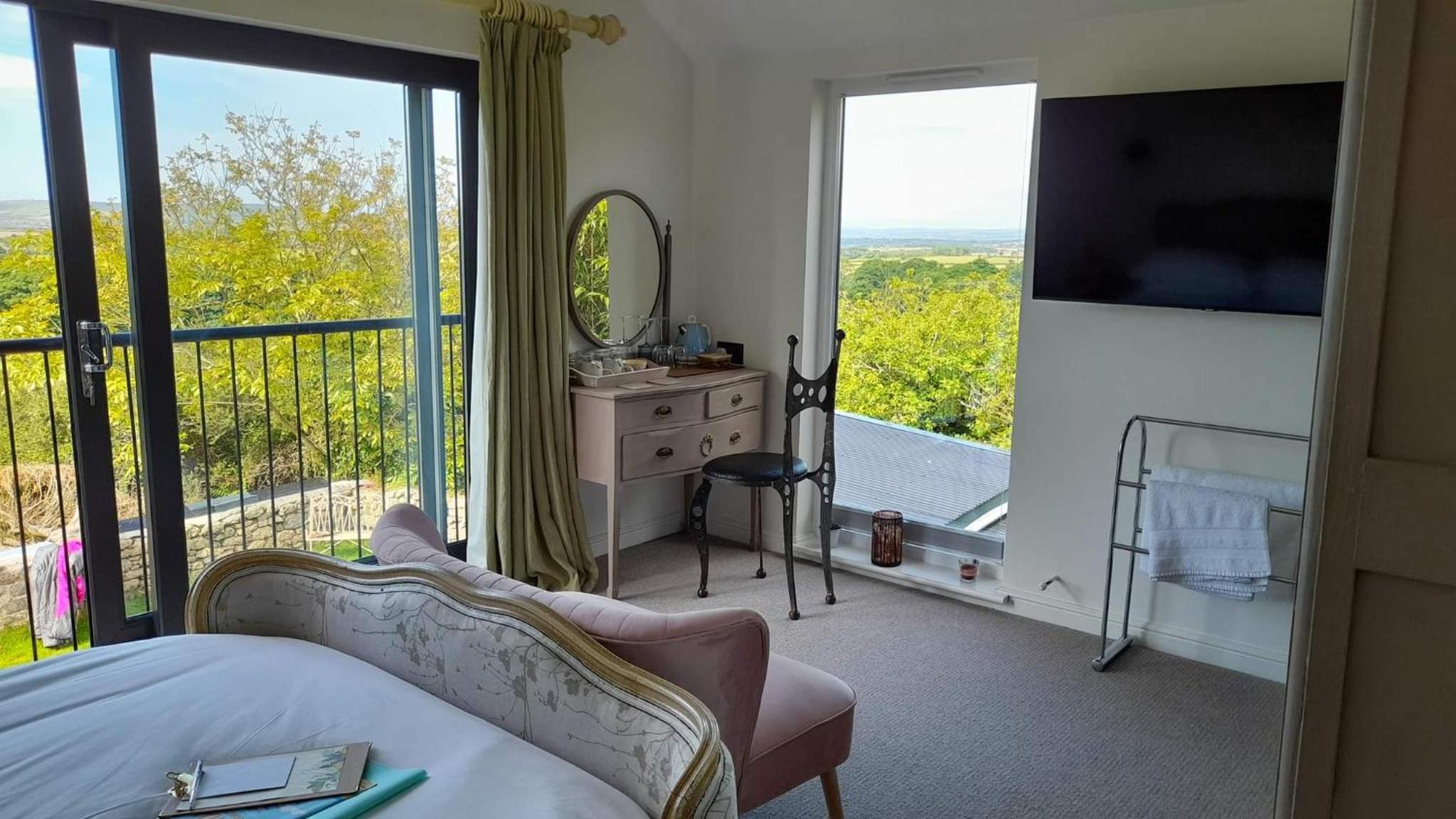 Luxurious property set in the heart of Cornwall with breathtaking views -Rhubarb Cottage view 5