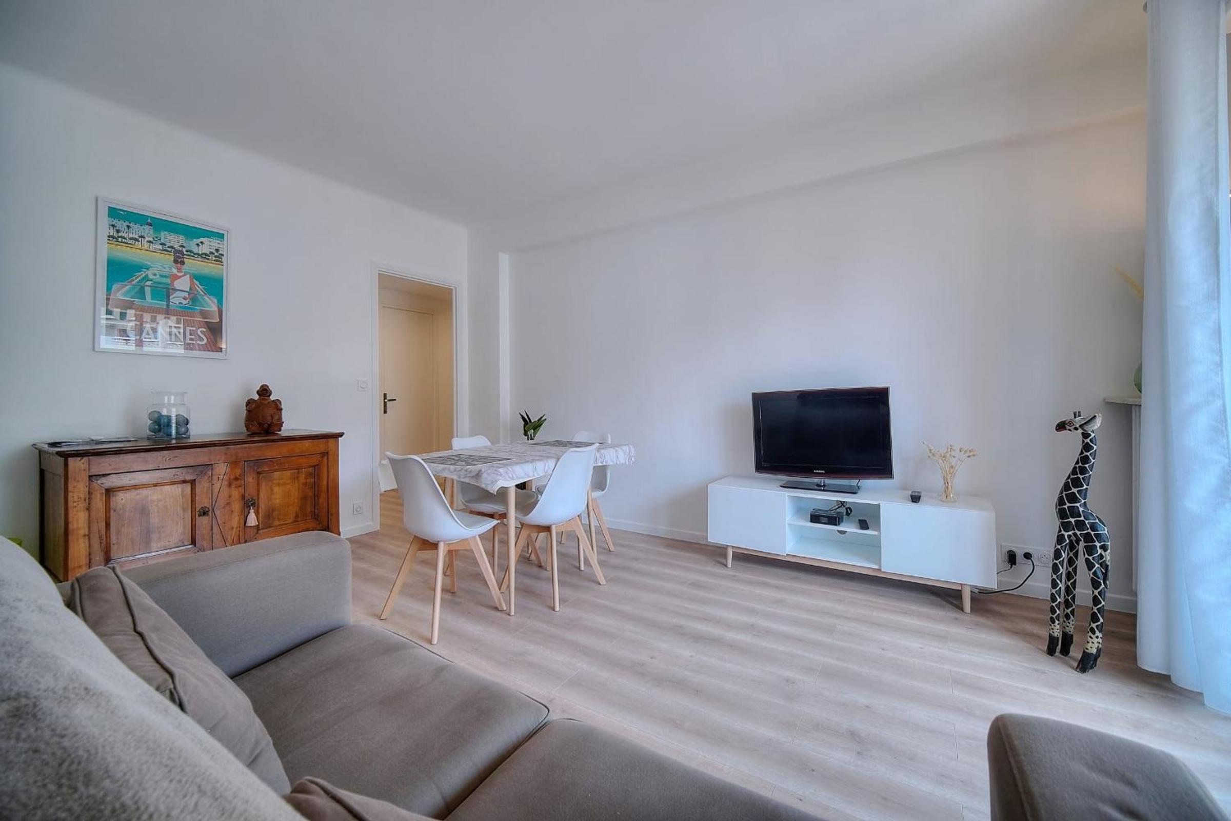 IMMOGROOM - Spacious 3-room apartment - Garage - Terrace - Air conditioning photo 2