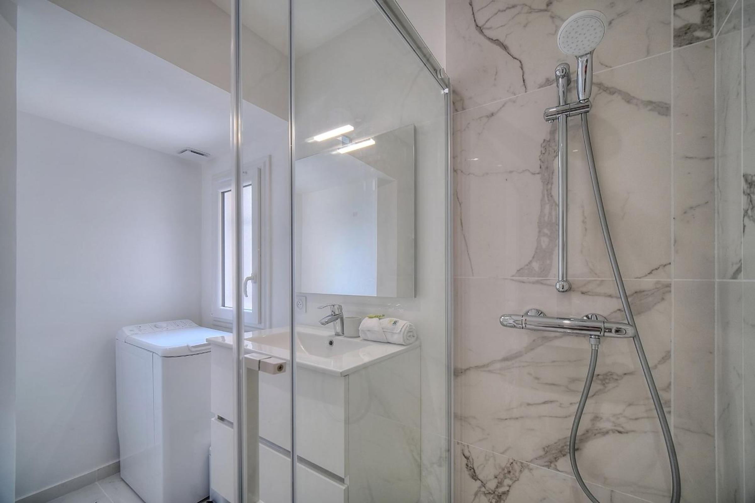 IMMOGROOM - Spacious 3-room apartment - Garage - Terrace - Air conditioning photo 3