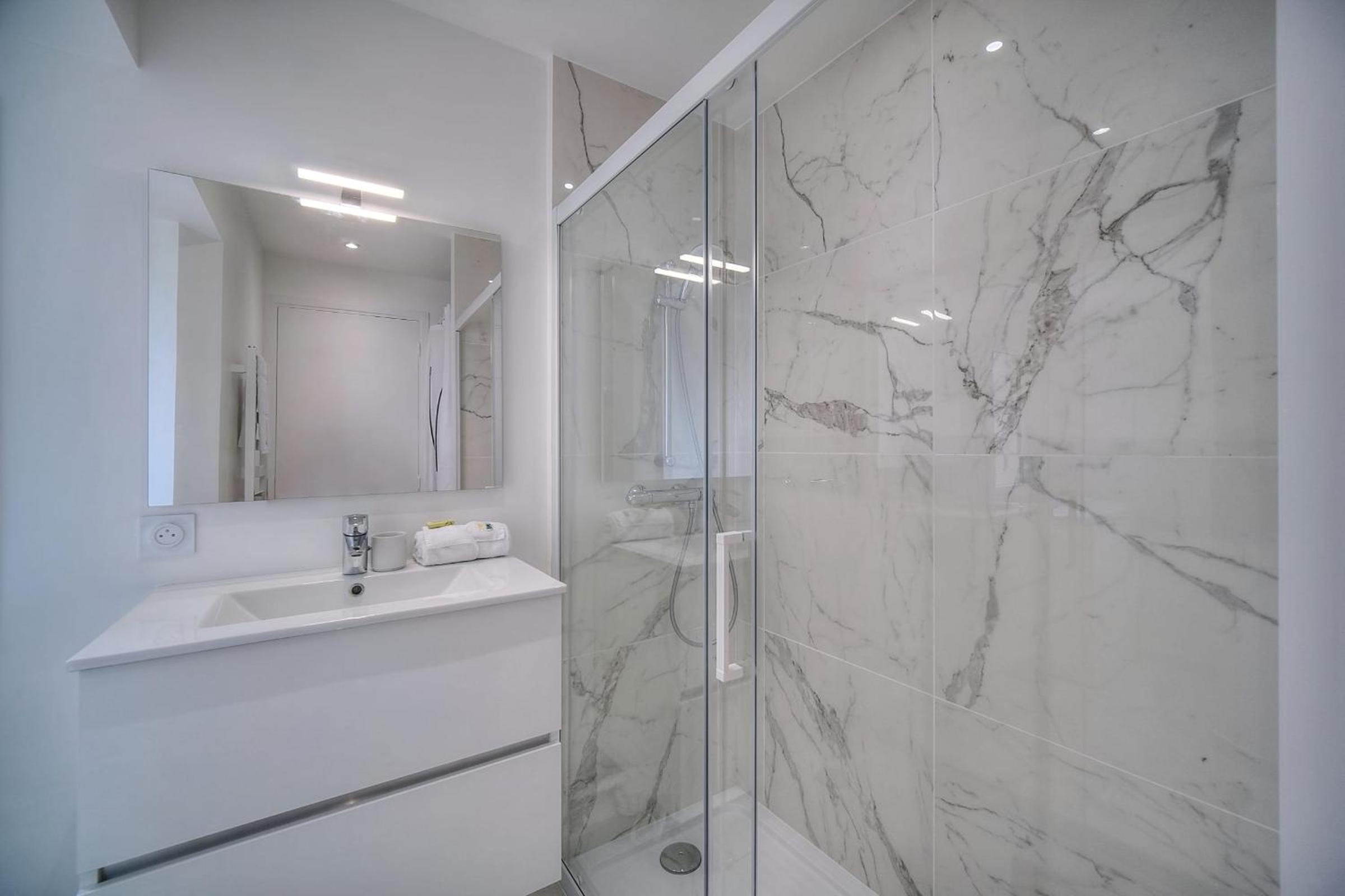 IMMOGROOM - Spacious 3-room apartment - Garage - Terrace - Air conditioning photo 4