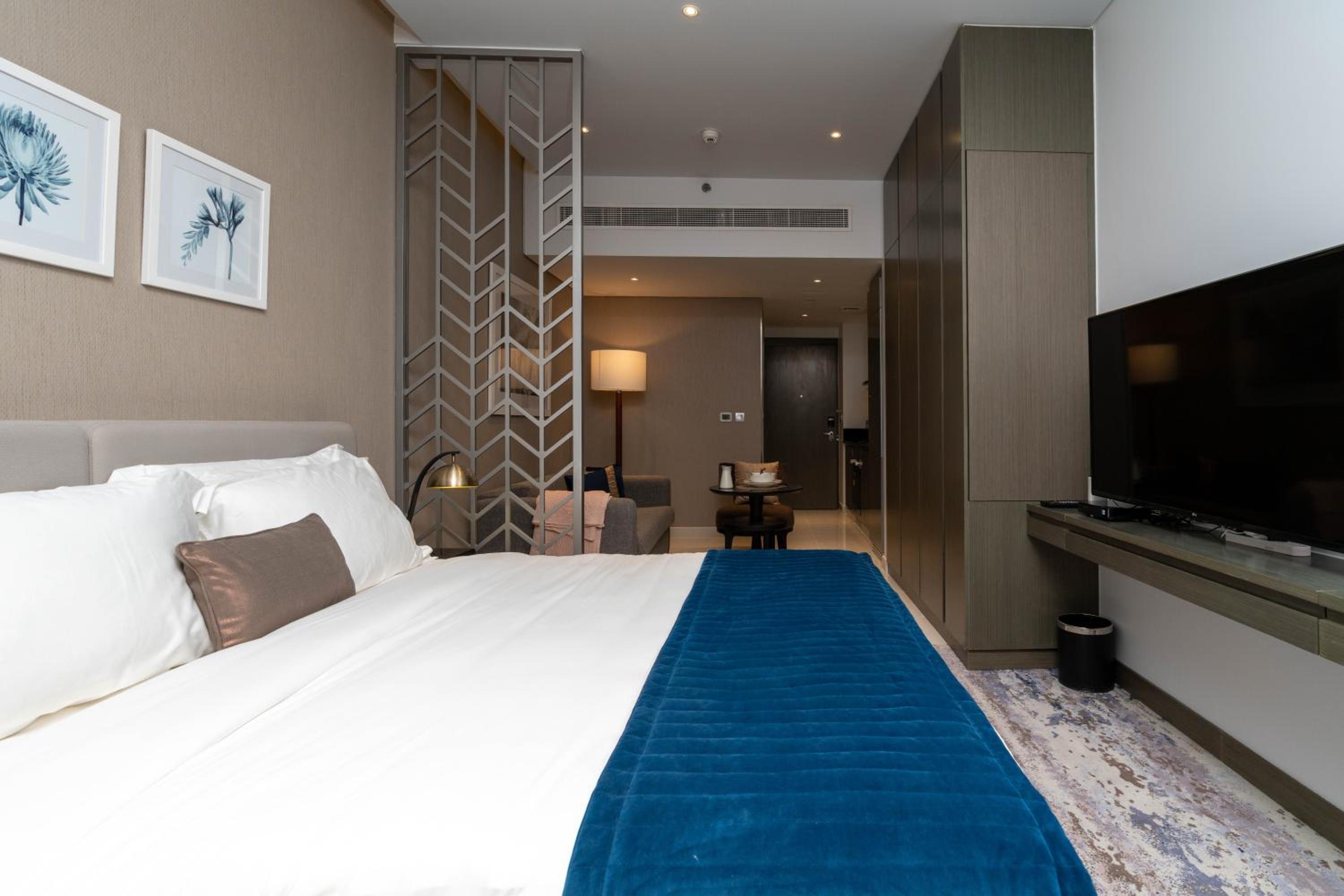 Vacay Lettings - Burj Khalifa & Canal view Studio at Damac Prive