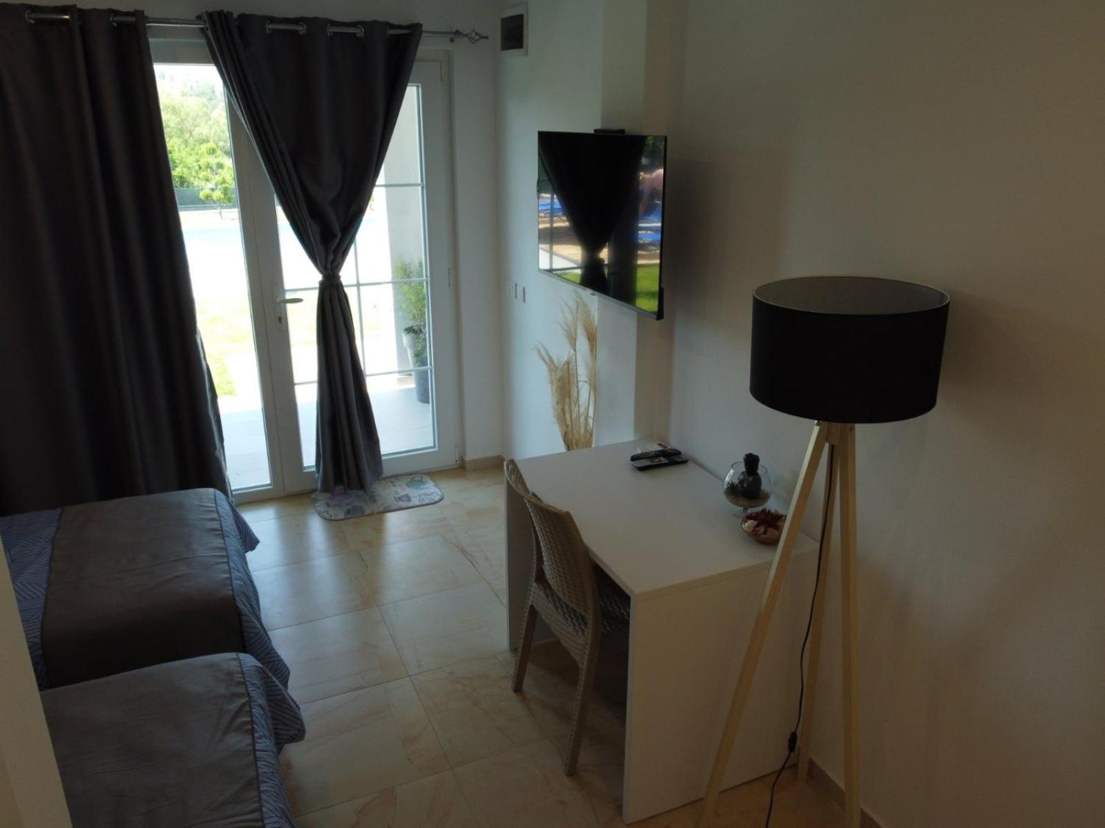 Photo 10