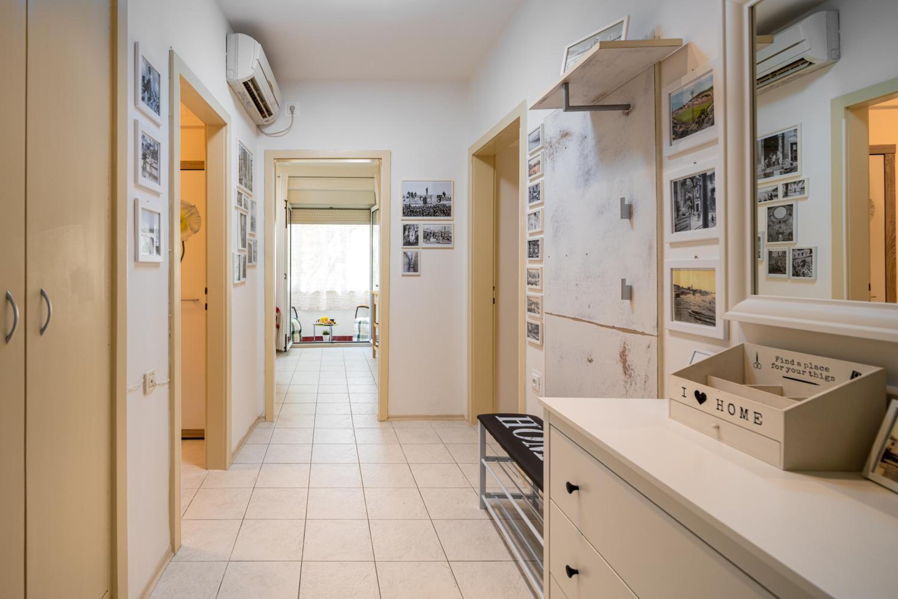 Downtown City Apartment photo 2