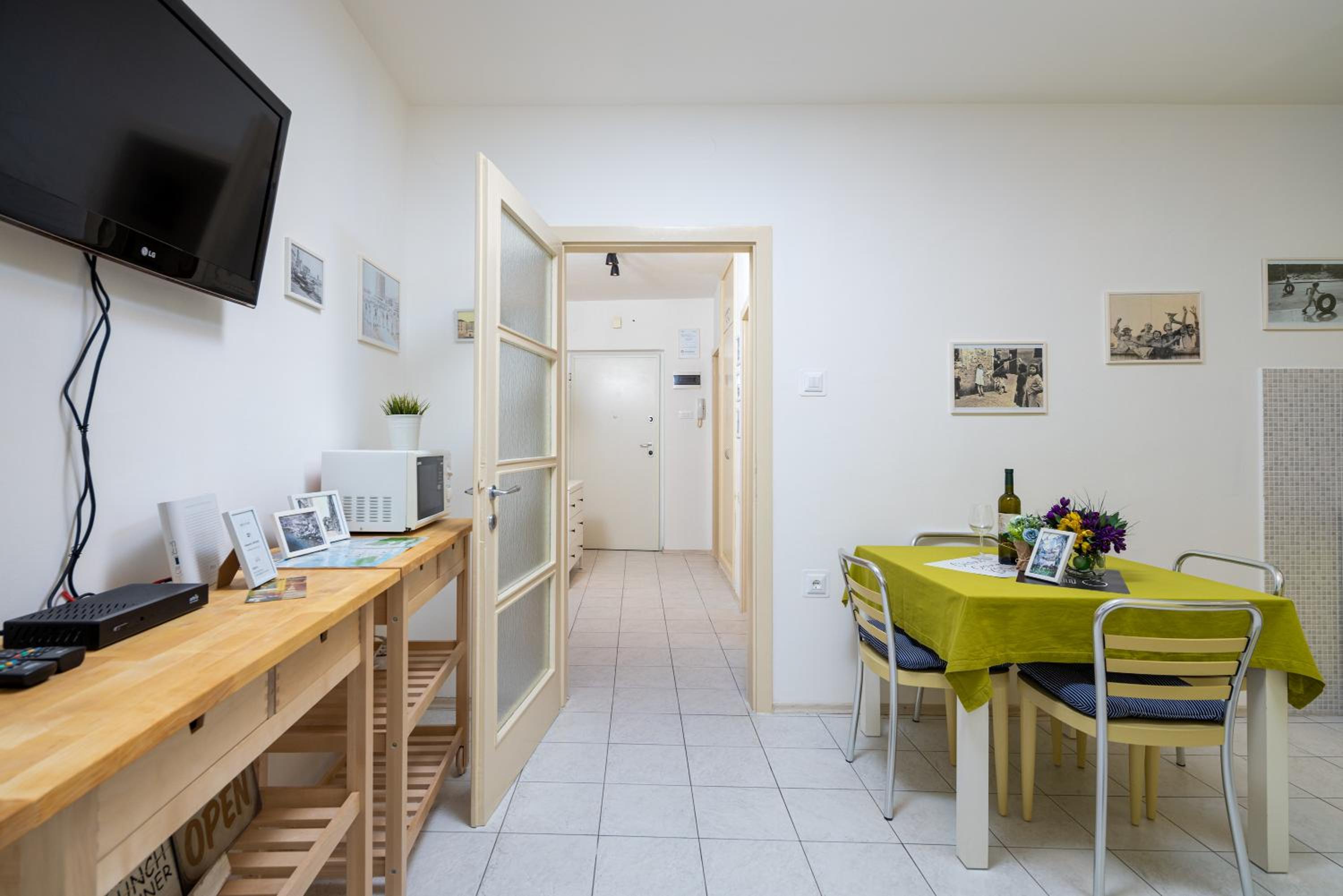 Downtown City Apartment photo 3