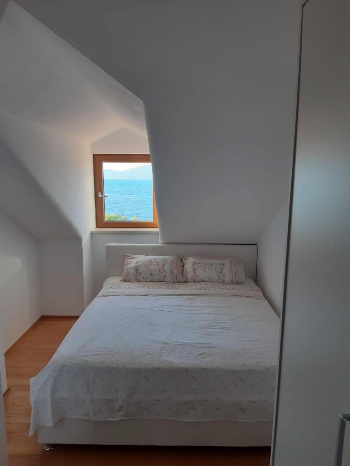 Elen Apartment Postira
