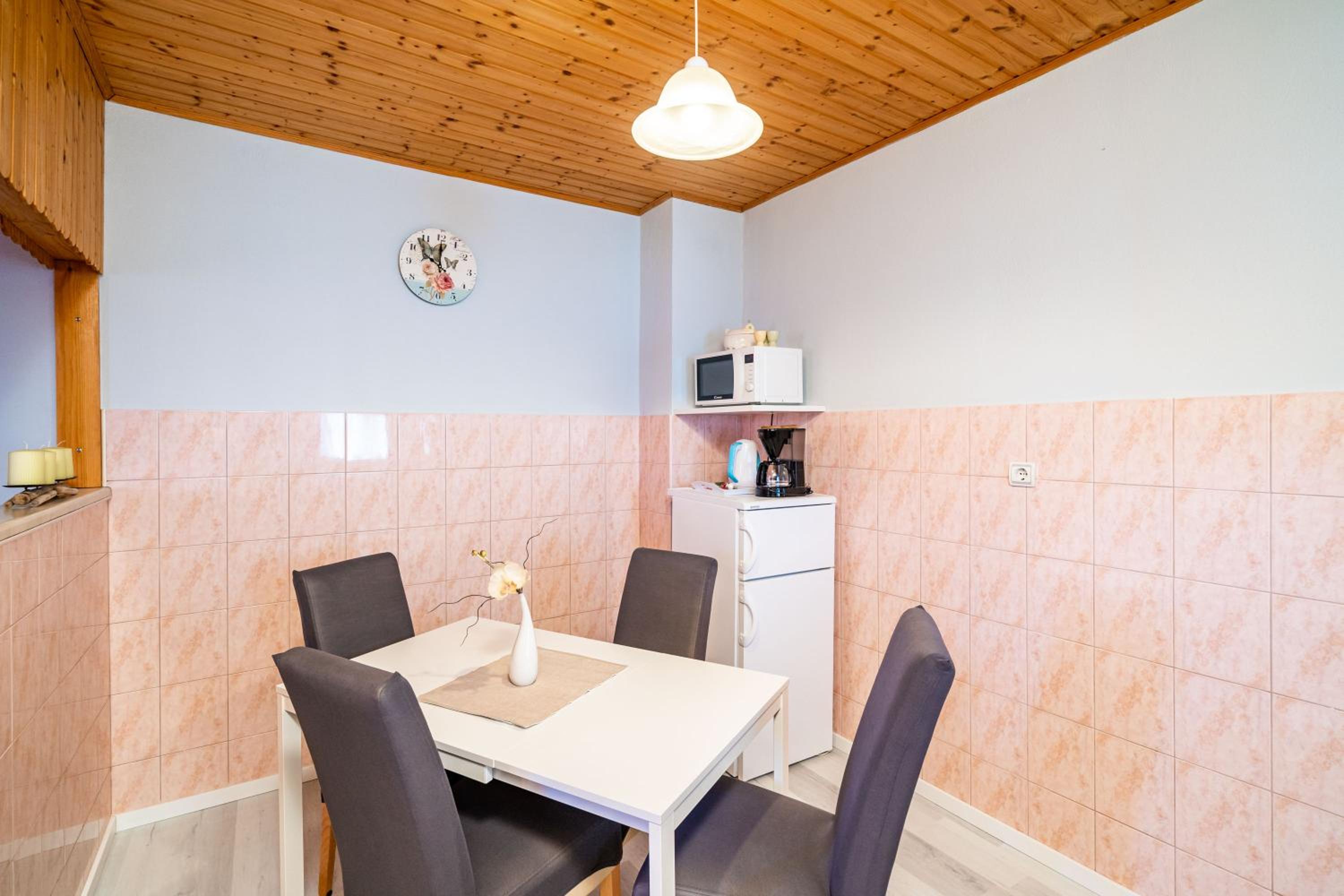 Nostromo Guesthouse with the Sea View