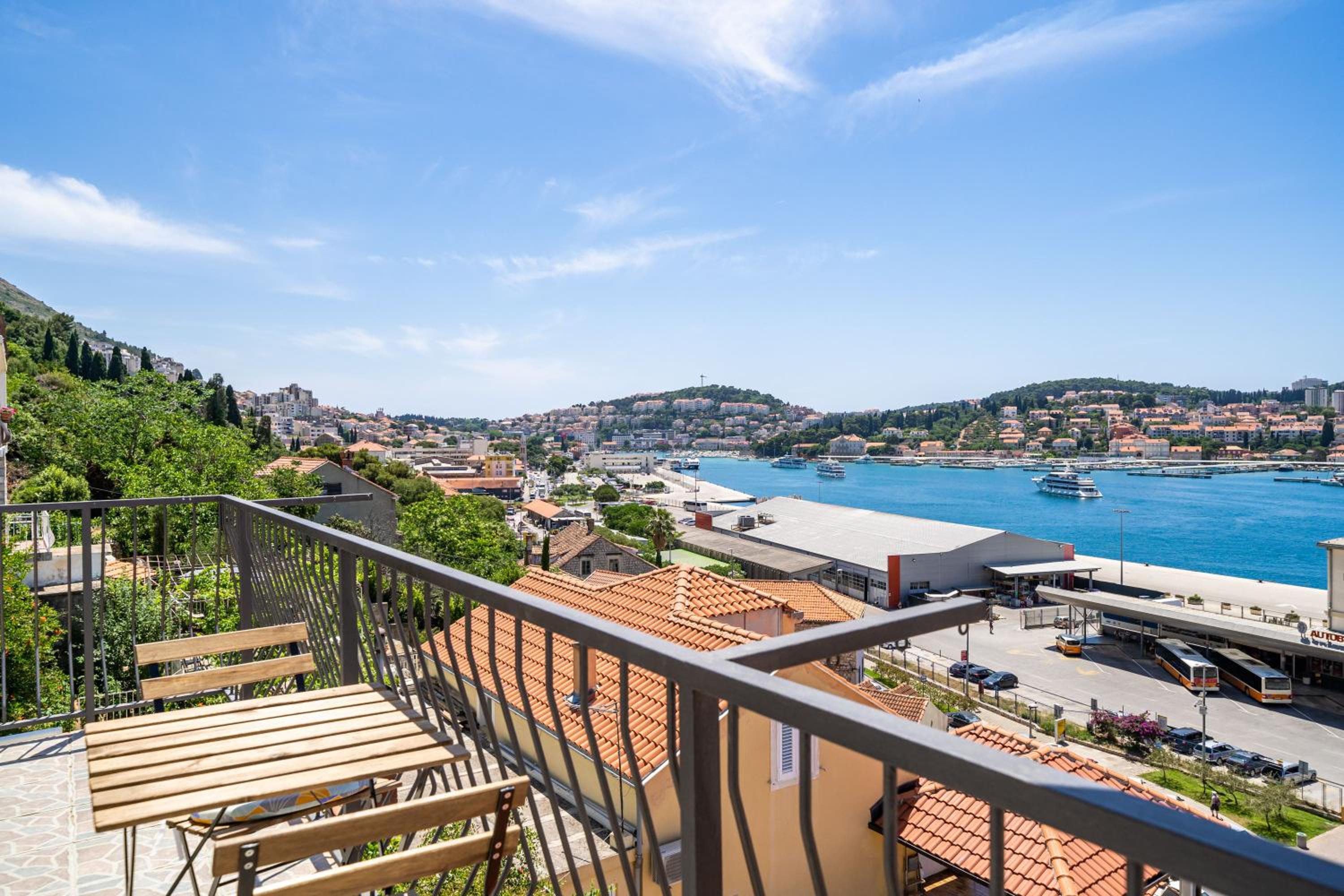 Nostromo Guesthouse with the Sea View