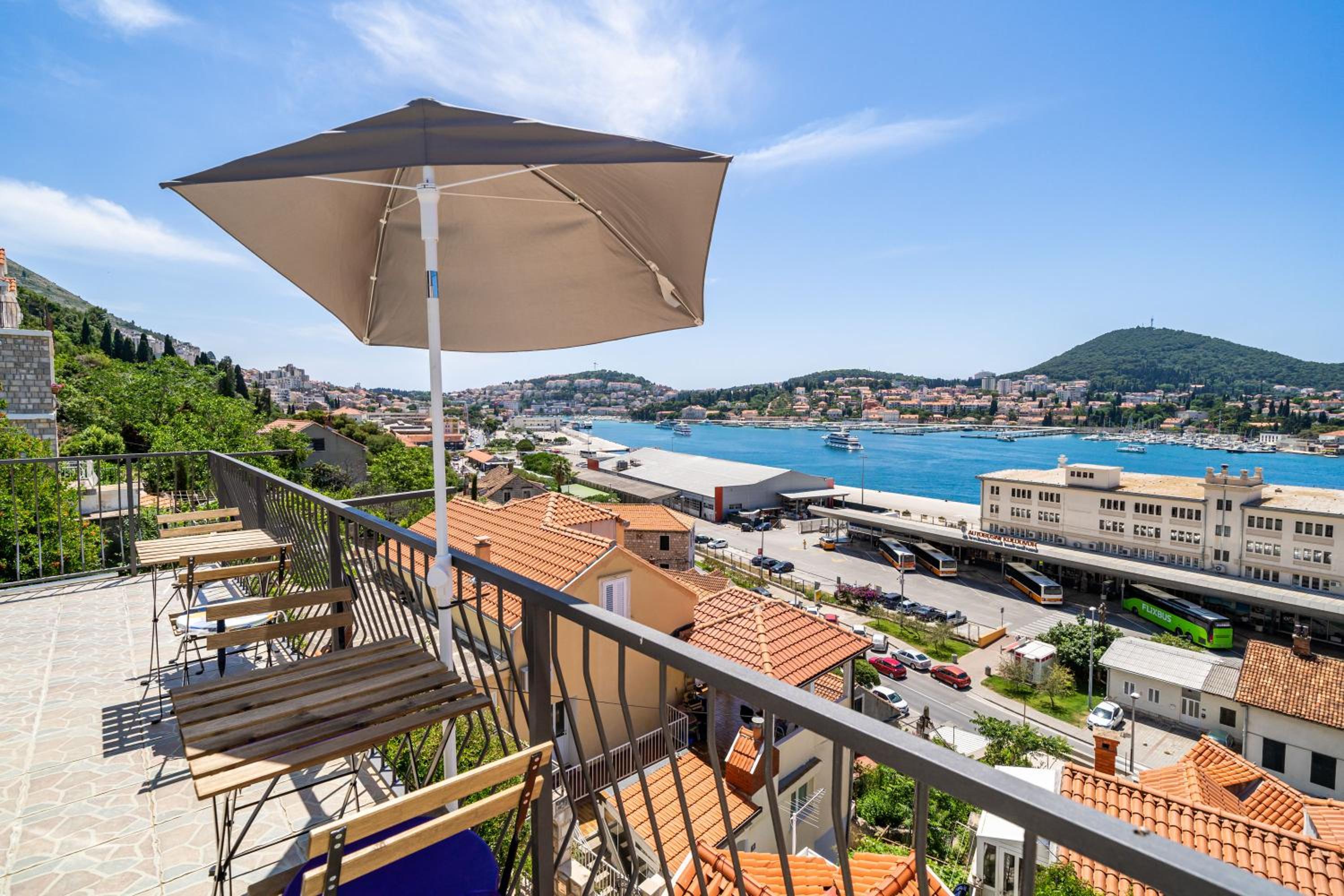 Nostromo Guesthouse with the Sea View