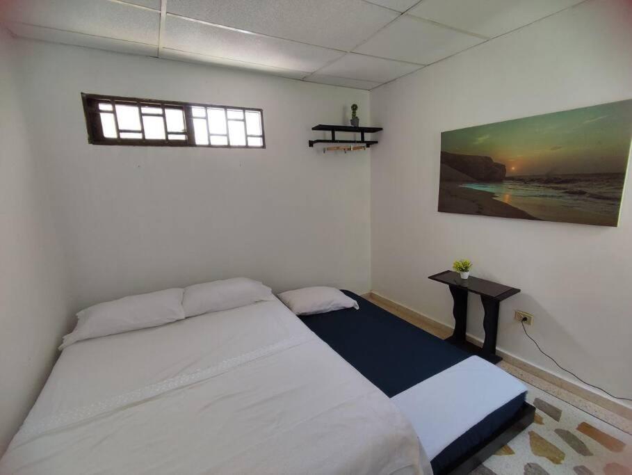 Alojamiento entero, casa amplia, patio, aire