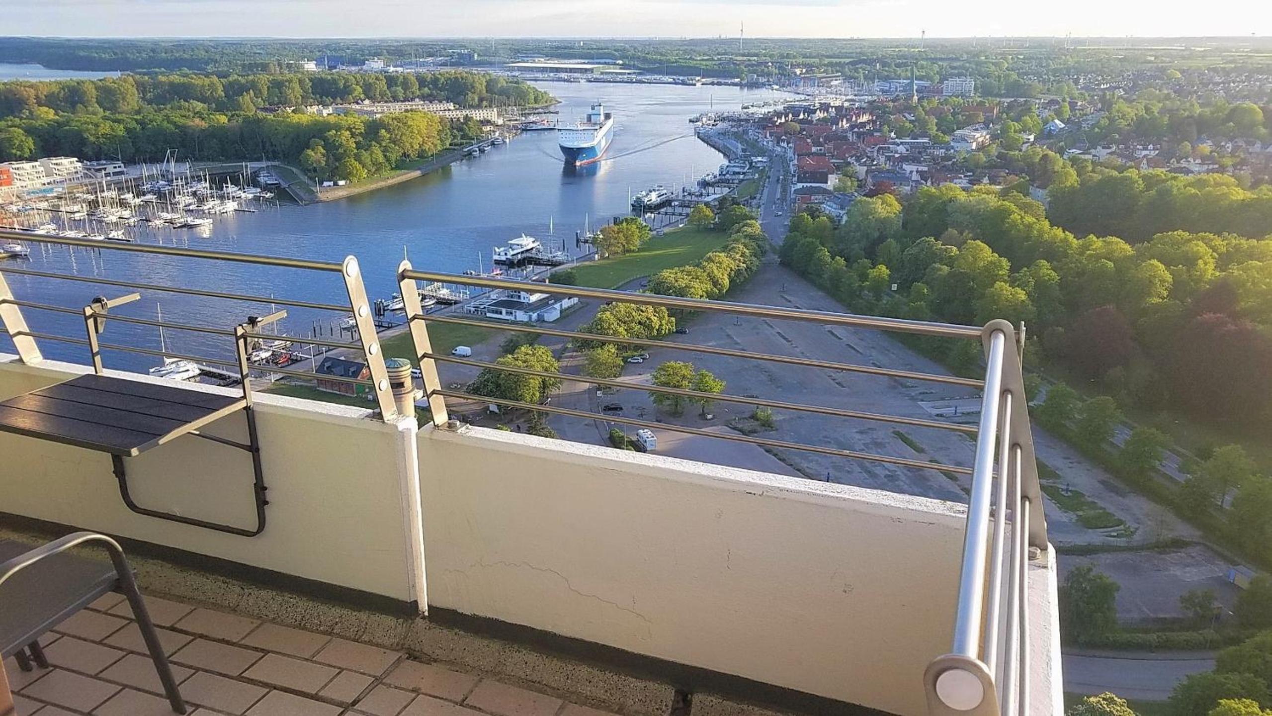Luxus-Ecksuite mit stylischem Design und Traumblick übers Meer, 26.Stock im Maritim view 4