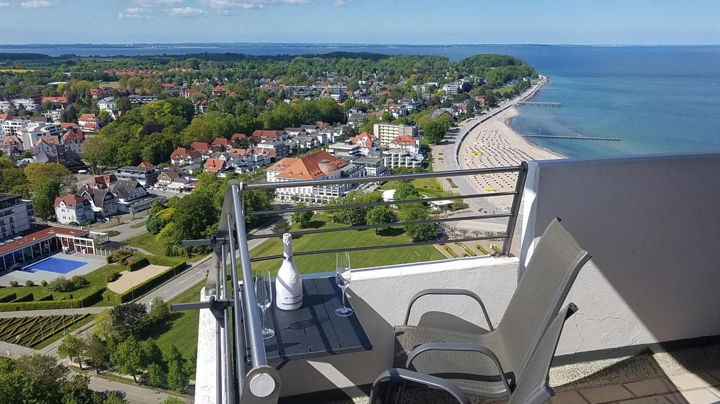 Luxus-Ecksuite mit stylischem Design und Traumblick übers Meer, 26.Stock im Maritim view 5