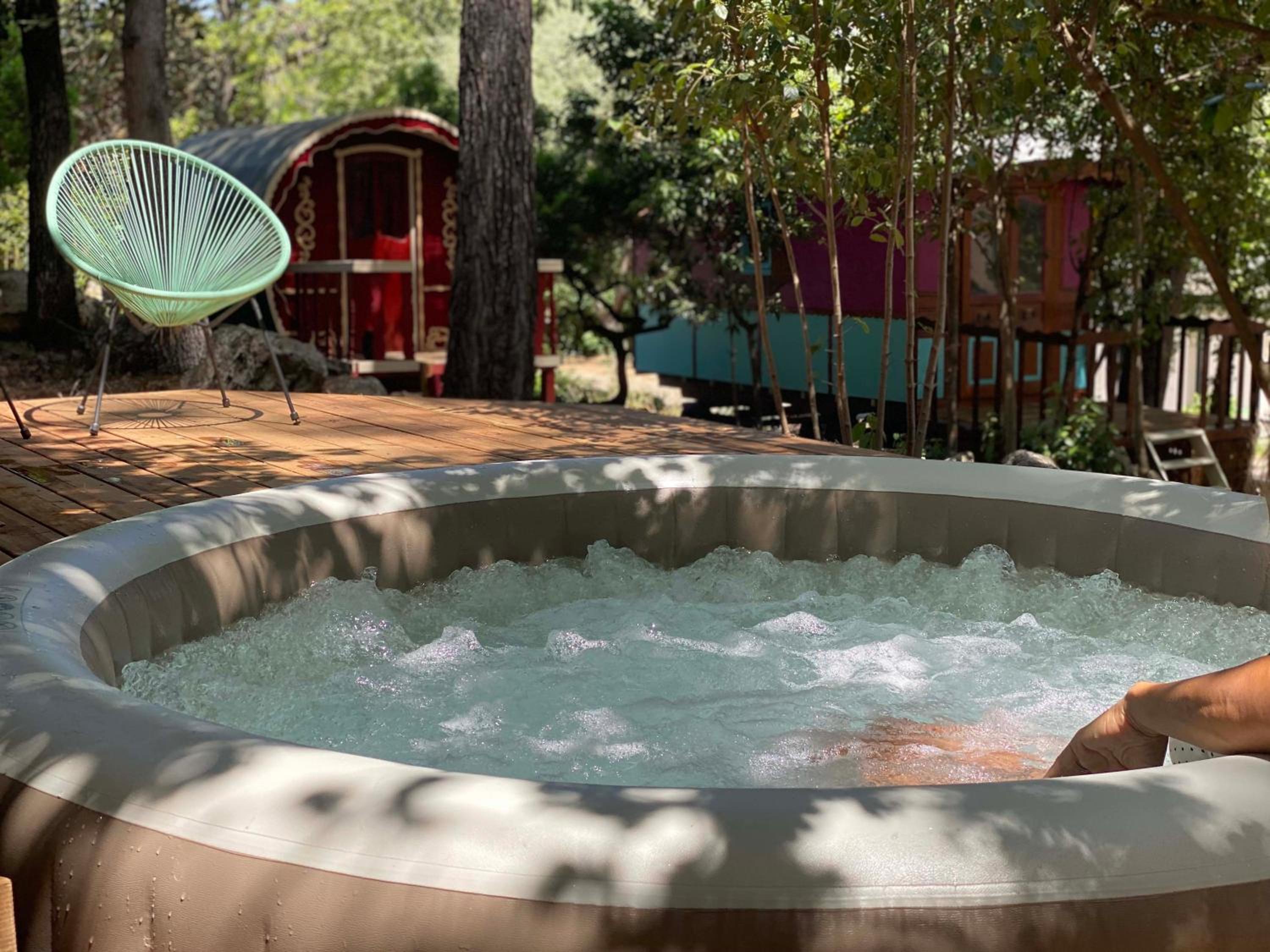 Les roulottes de Bayama - logement insolite avec jacuzzi view 5