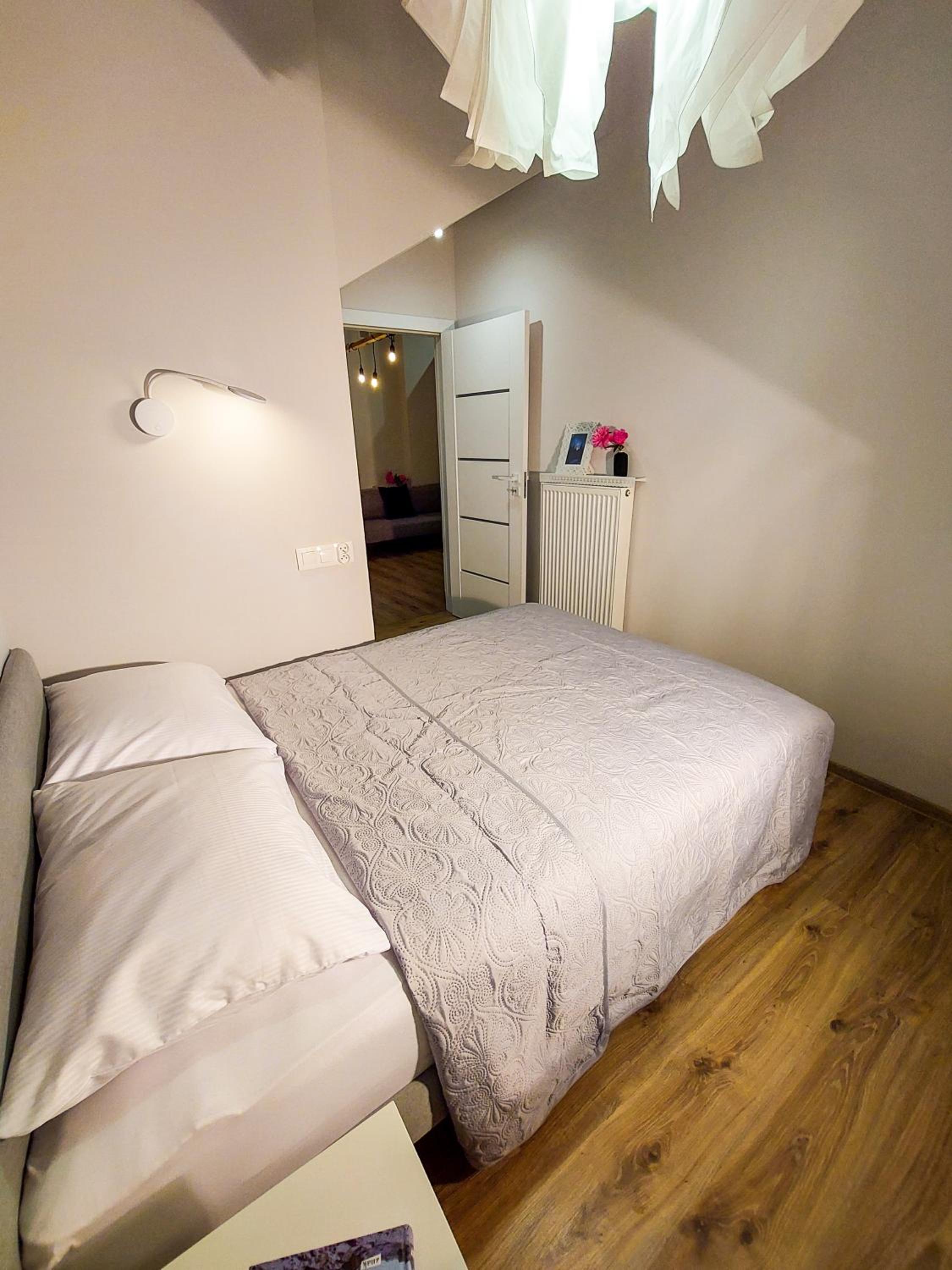 MR HOME APARTMENTS - Limba view 3