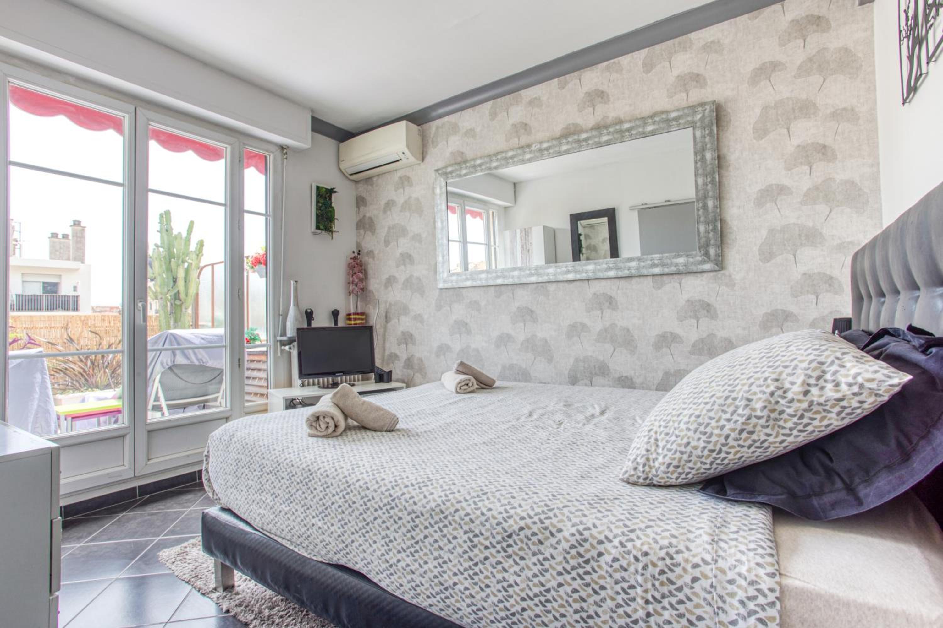 LE MANTEGA - F2 MODERNE,CENTRE VILLE, 2 GRANDES TERRASSES,CLIMATISATION, ASCENSEUR view 3