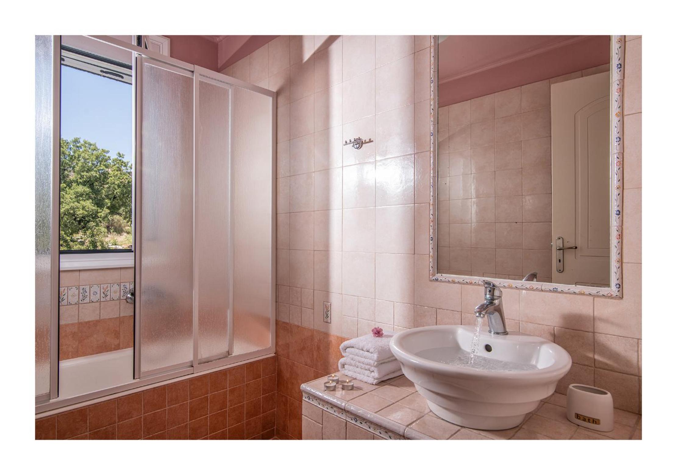 Family Villa Gerani Daphni with Children's Pool and Bqq Area! photo 2
