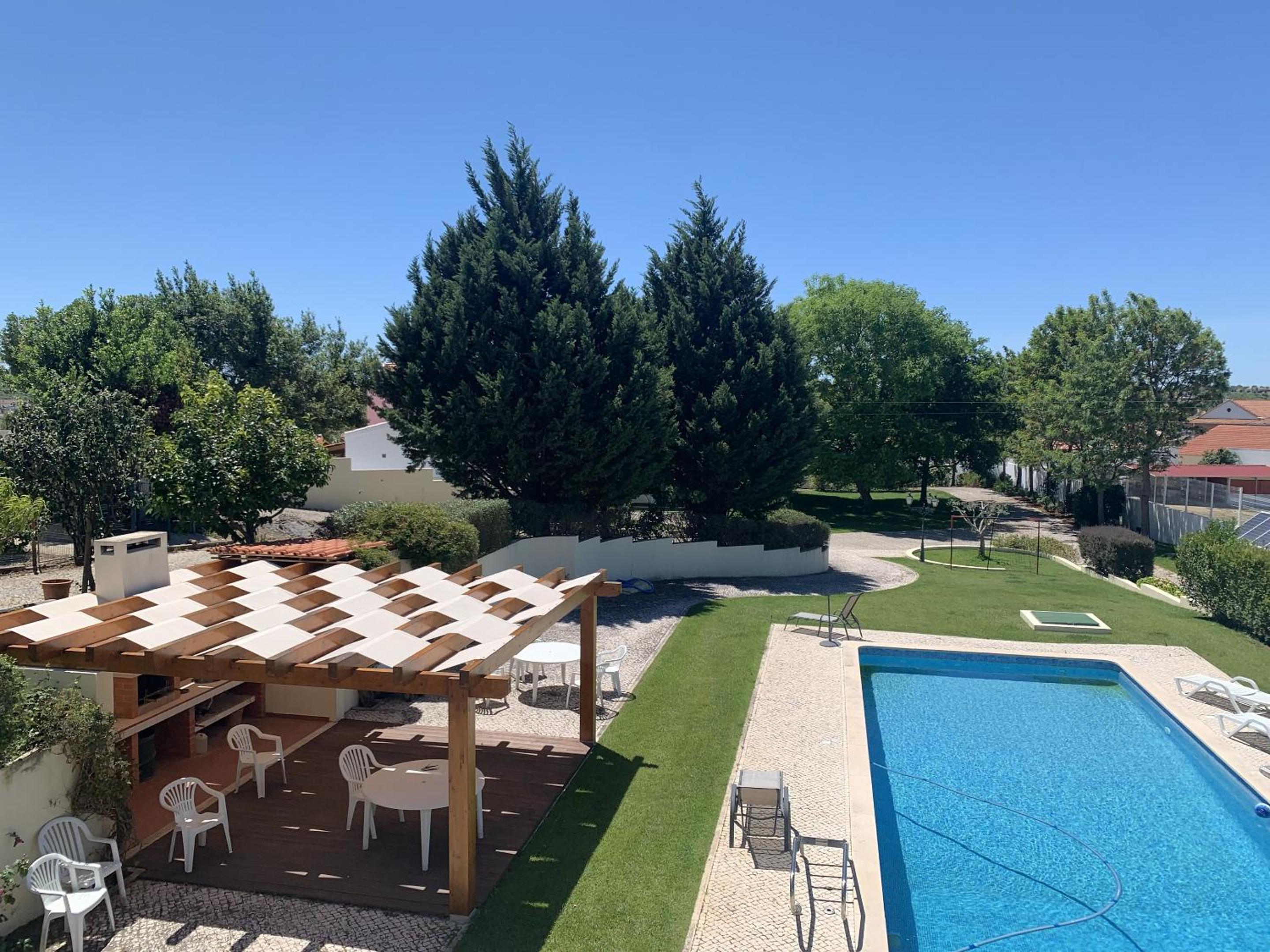 One bedroom house with shared pool enclosed garden and wifi at Alcanhoes