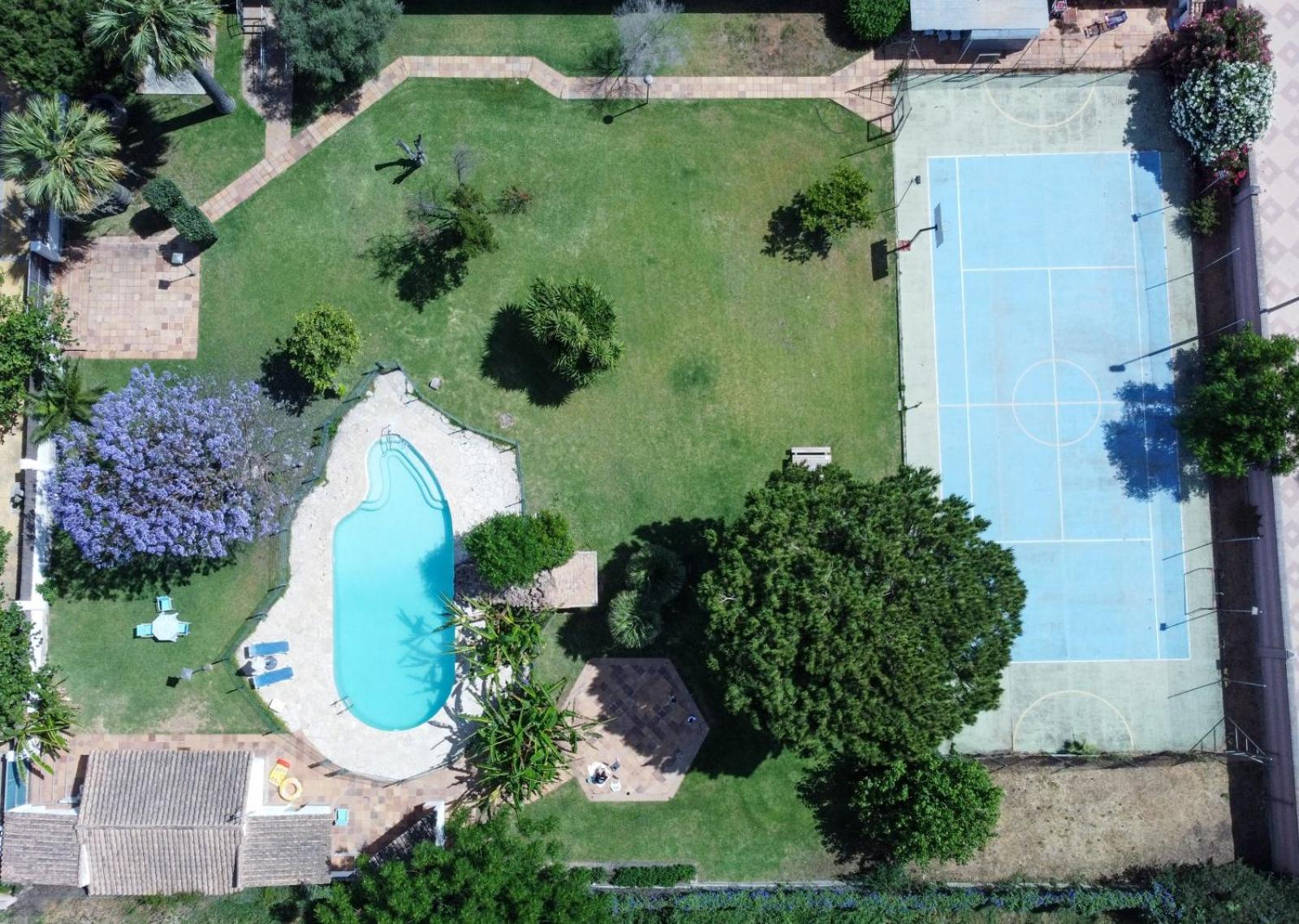 Casa independiente con piscina y pista deportiva privadas photo 2