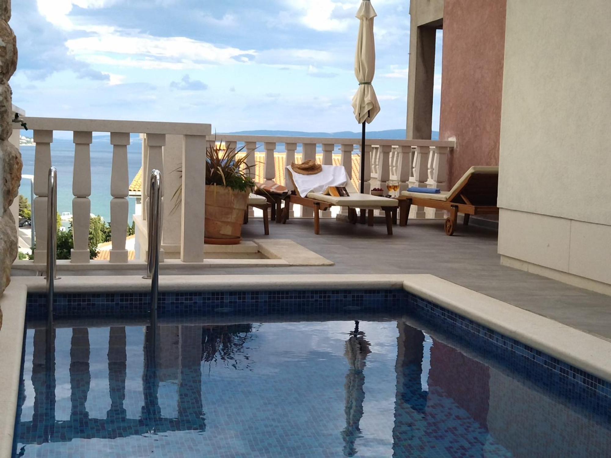 Apartment Valentina - private pool,200m from beach