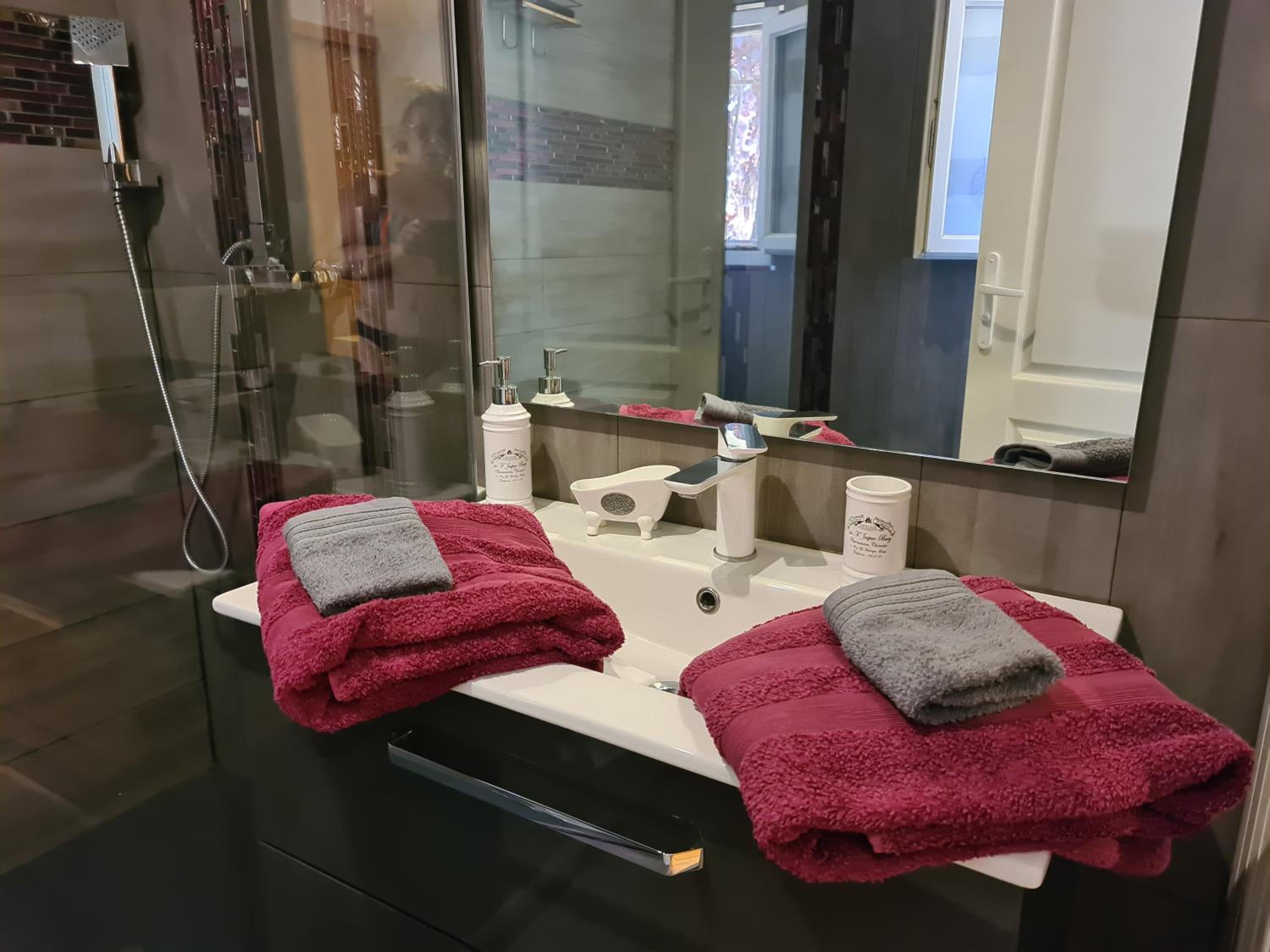 appartements dans villa privée avec piscine, jardin, parking clos, wifi, climatisation
