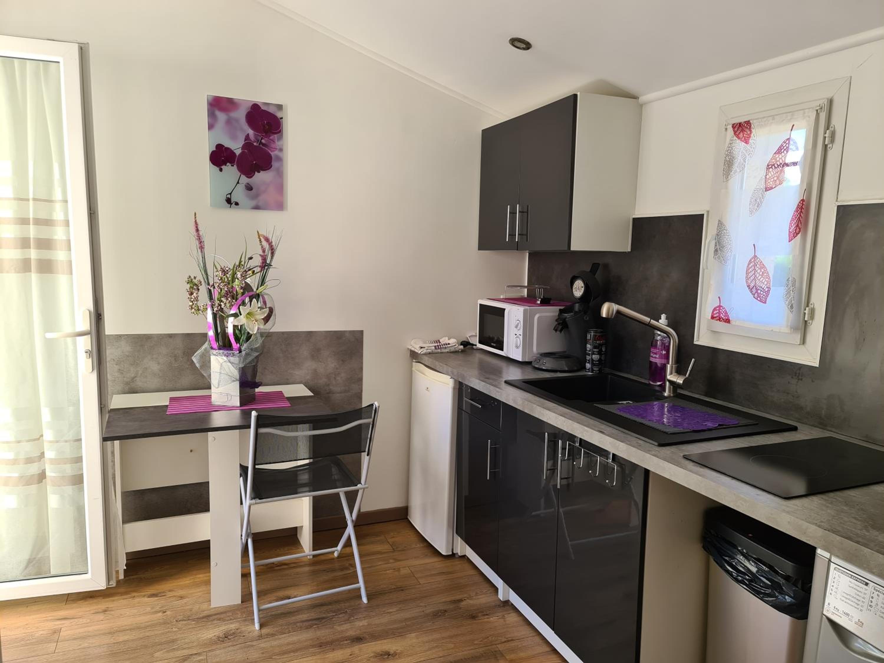appartements dans villa privée avec piscine, jardin, parking clos, wifi, climatisation