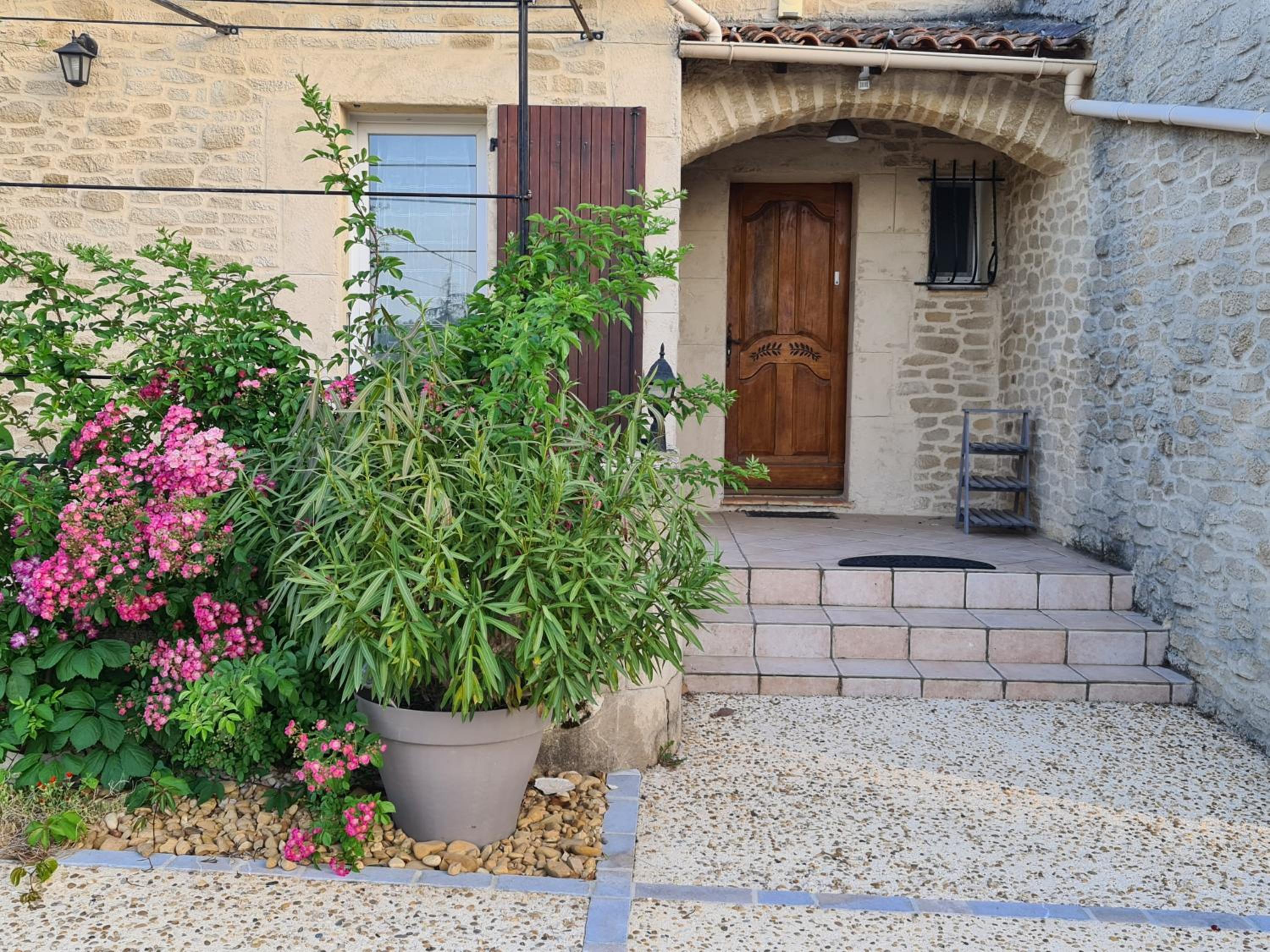 appartements dans villa privée avec piscine, jardin, parking clos, wifi, climatisation
