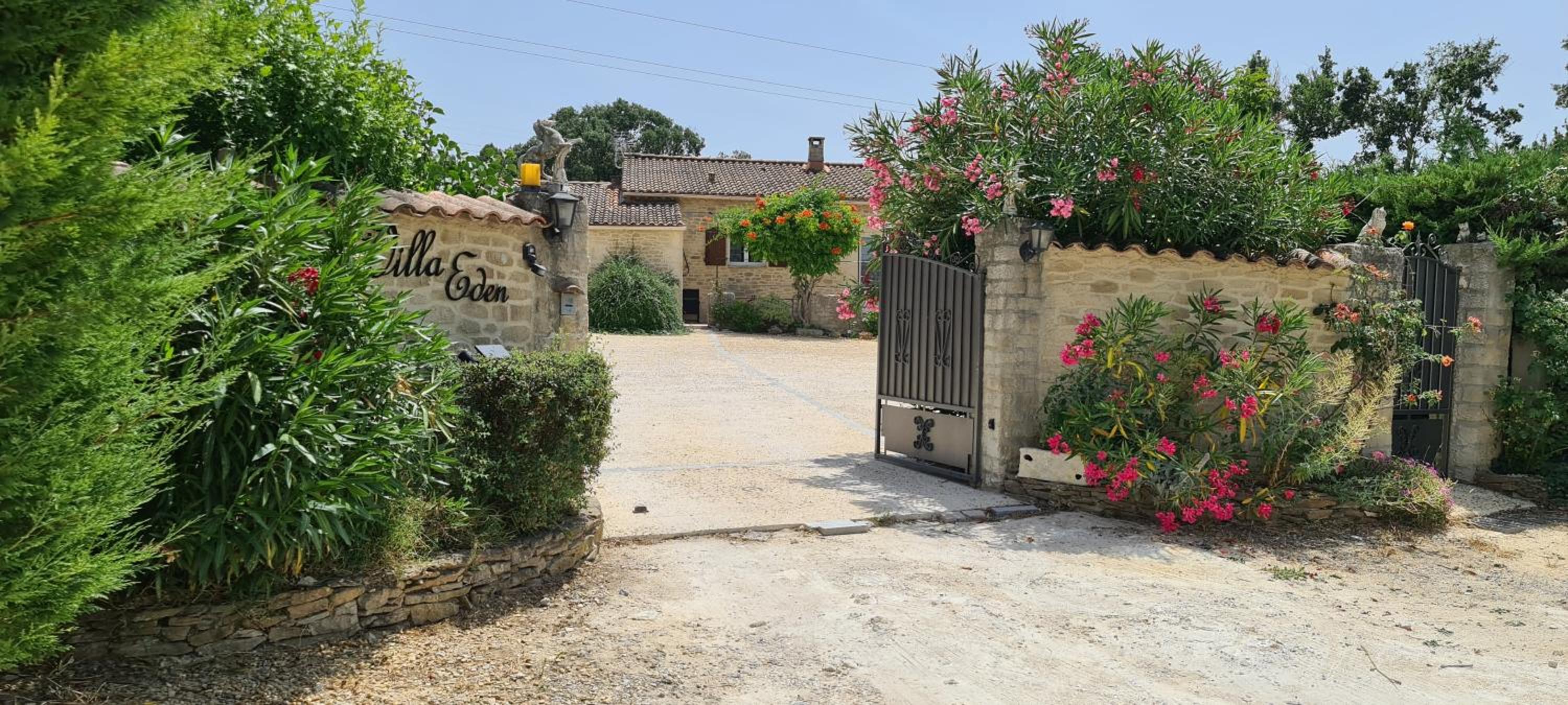 appartements dans villa privée avec piscine, jardin, parking clos, wifi, climatisation
