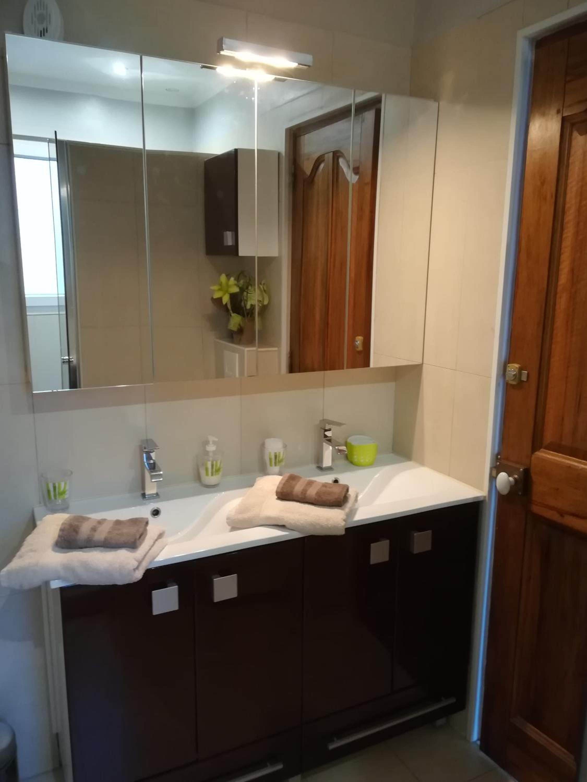 appartements dans villa privée avec piscine, jardin, parking clos, wifi, climatisation
