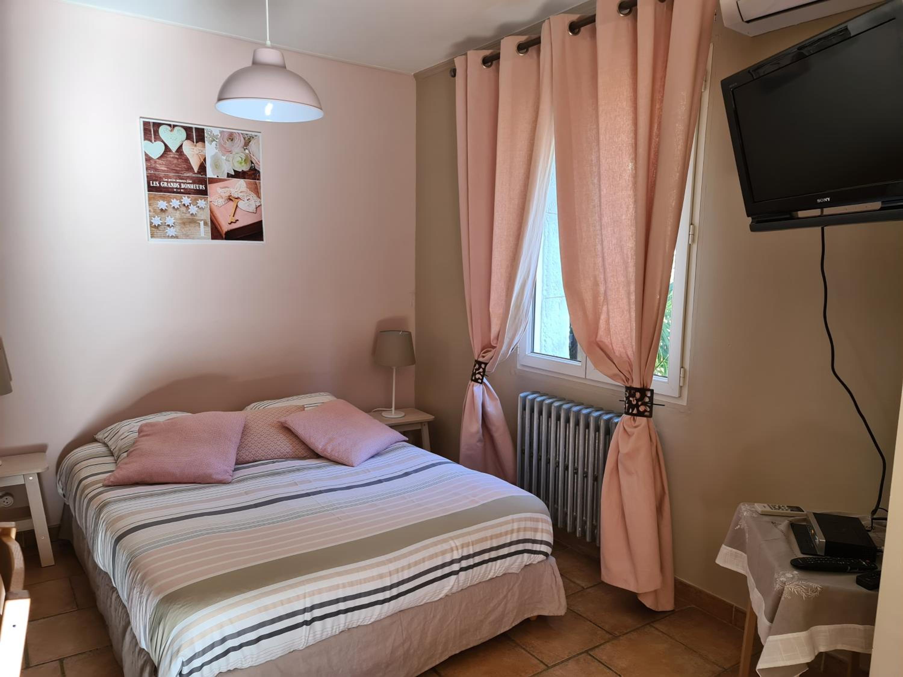 appartements dans villa privée avec piscine, jardin, parking clos, wifi, climatisation