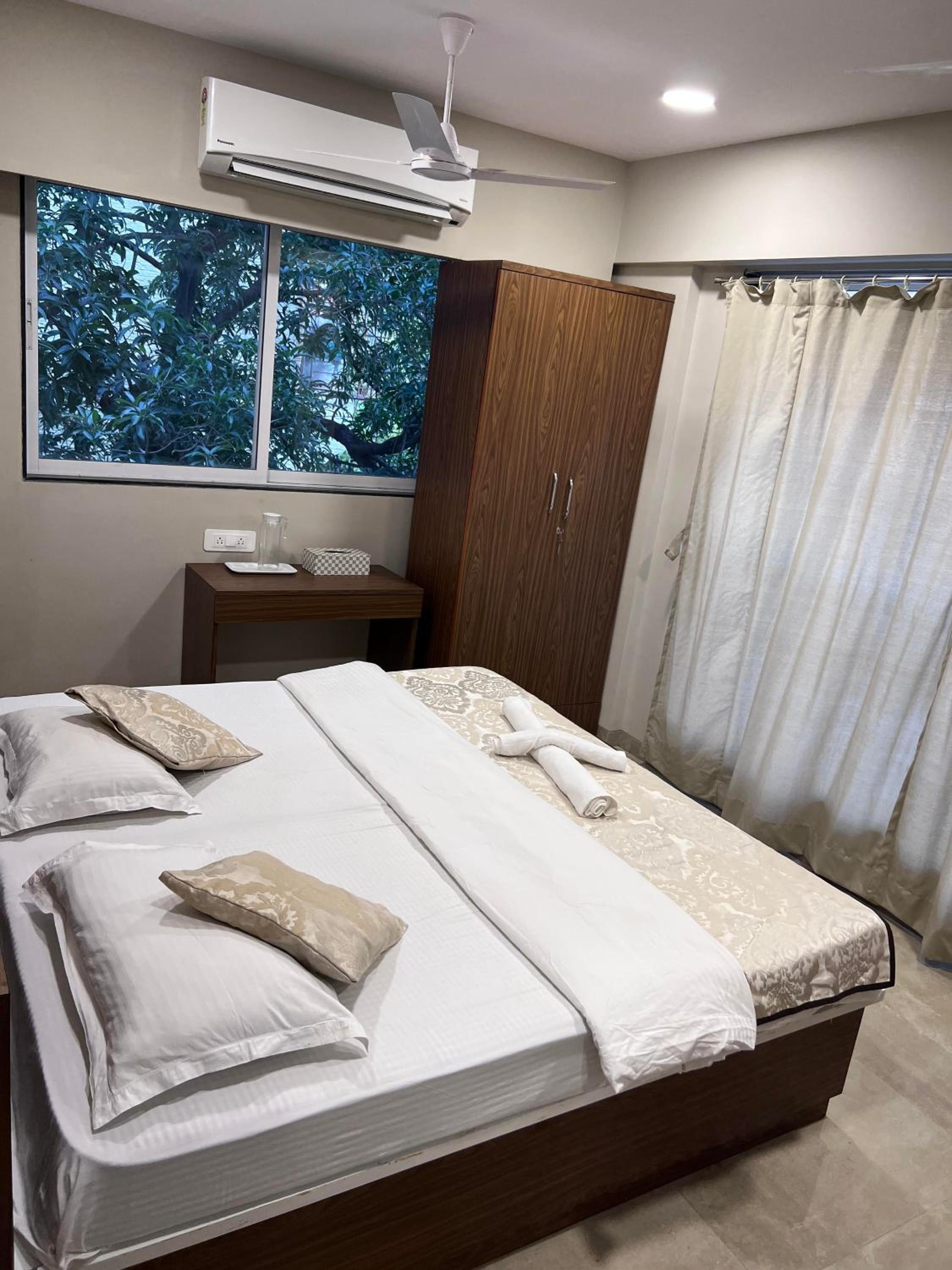 Pinaki Comfort Stay, Vile Parle